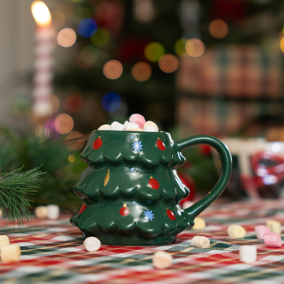 【フライングタイガー公式】マグ マグカップ クリスマス ツリー デザイン カラフル オーナメント 容量300ml サイズ10.8×10×14cm セラミック 電子レンジ可 食洗機可 コーヒー ココア 紅茶 温かいドリンク ティータイム おしゃれ 季節感 北欧 デンマーク