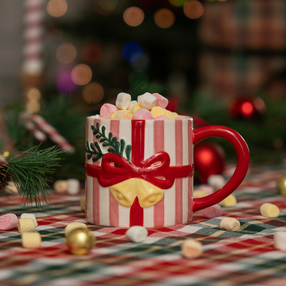 【フライングタイガー公式】マグ マグカップ プレゼントボックス クリスマス デザイン 赤 立体装飾 可愛い テーブル 華やか サイズ9×8.8×13.7cm 容量350ml セラミック 電子レンジ可 食洗機可 ティータイム ホットチョコ ギフト 季節感 北欧 デンマーク