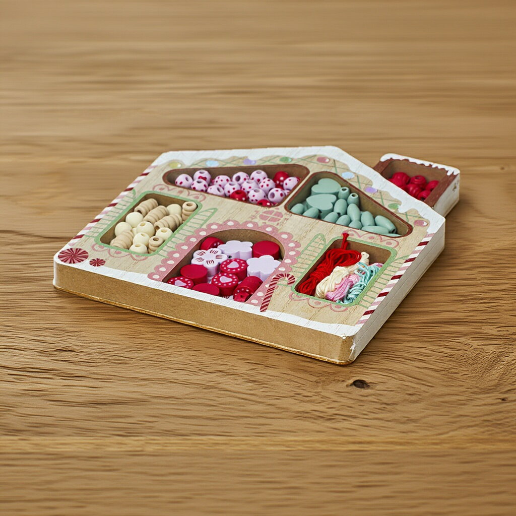 【フライングタイガー公式】ビーズセット（木製）木製 120個 ひも4本入り クリスマスモチーフ クラフト ハウス型ボックス 1.7×17.5×18.8cm カラフル ビーズ アクセサリー 手作り デコレーション 創作 おもちゃ 親子 工作 北欧 デンマークのサムネイル