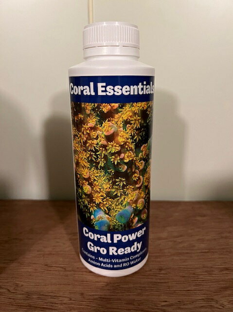 Coral Essentialsへようこそ！ オーストラリアクイーンズランド州ケアンズで生まれたCoral Essentialsは、 シンプルに、本当に必要なものだけを無駄なく補充して サンゴ達を健やかに育てる過程で観賞価値を高めるというコンセプトで、 サンゴ飼育をより楽しいものとするためのサプリメントです。 この度皆様のご理解、ご協力のおかげで日本でもお求めいただけるようになりました。 どうぞよろしくお願いします！ Coral　Power Gro Ready Coral　Power　Groと同じ成分をドーシングポンプでさらに手軽に Coral Essentials　Coral Power Gro　Readyは高濃度のビタミンとL-Lysineと呼ばれるアミノ酸を含む サンゴ飼育用サプリメントです。 Coral Power Groと同じ成分が配合されており、ボトルからそのままドーシングポンプを使って 自動添加できるように改良されました。 もちろん、ドーシング機材を使わず、直接添加することも可能です。 　Coral Power Gro　Readyに含まれている成分は、様々な海水生物の活力維持と代謝の調整に重要で、 サンゴたちは餌として吸収・捕食し、成長と色彩の発現に影響を与えます。 健康状態の良いさんごたちはドーシングにより、捕食反応としてポリプを大きく伸ばすでしょう。 適切なドーシングプランを見つけることでサンゴの成長と色彩の発現を促進することができます。 サンゴたちがすぐに利用可能な成分で、余剰分は水槽内の自然ななプロセスにより消費されます。 使用方法・添加量 推奨される使用量を目安に、観察しながら各水槽に最適なドーシング量を調節するようにしてみてください。 冷蔵庫で保管する必要はありません。 収容されているサンゴの量　小　1日に100Lあたり2．5ml 　　　　　　　　　　　　　　　　　中　1日に100Lあたり3．5ml 　　　　　　　　　　　　　　　　　多　1日に100Lあたり5ml