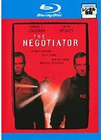 ◆商品説明◆ 商品名 【レンタル落ち 中古 ブルーレイ】 【中古】交渉人 ブルーレイディスク [レンタル落ち] セット内容 ・ジャケット(紙) ・ディスク(不織布ケースにお入れいたします) ・ブルーレイケースは付属しておりません。 ・特典ディスクや付録等は付属しておりません。 コンディション 中古：やや傷や汚れあり ※本商品はレンタル落ち（レンタルアップ）の商品です。 ・ジャケット(紙)、ディスクには、商品の入れ間違い等を防ぐための商品管理シールが貼られております。 ・ジャケット(紙)、ディスクは中古品のため使用感、日焼け箇所・小キズ等がある場合がございます。 ・中古品の為、軽微な映像のみだれ、音飛び等ある場合がございます。 ・ディスクは、当店スタッフが検品チェックを行っておりますが、万が一、再生不良がございましたらメールにてご連絡ください。 再生不良の場合は、盤面研磨や代替品の再発送などの対応をさせていただきます。 代替品がない場合は返金とさせていただきます。 配送方法 配送方法の当社選定目安 ディスク1枚〜7枚...メール便 ディスク8枚〜13枚...ゆうパケット ディスク14枚〜...ゆうパック60サイズ～ ※上記配送方法の選定目安は、あくまで目安であり配送方法をお約束するものではございません。 ※お急ぎのお客様は、追加料金の配送方法をご検討ください。 ※お買い上げの枚数によって配送方法が当社都合で変更いたします。 注意事項 ※必ずご確認ください※ ※中古商品の為、決済完了後のお客様都合によるキャンセル・変更は受付いたしておりませんのでご注意ください。 ※画像は、できる限り実物に近い色味で掲載しておりますが、視聴環境によって多少の色の違いがあります。 ※代引きを選択されたお客様は宅配料金表の通りの送料を追加請求させていただきます。【中古】交渉人 ブルーレイディスク [レンタル落ち] レンタル落ち 中古 ブルーレイ