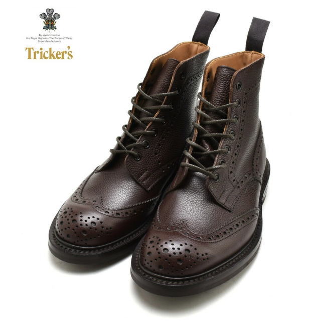 商品詳細 ブランド TRICKER'S / トリッカーズ Tricker'sはハンドメイド及びベンチメイドの最高級紳士靴を製造しています。 1829年に創立され、現在も創立者の子孫が経営する当社は素材と職人技を追及する伝統とエレガントなスタイルで知られています。 Tricker'sの製品は、タウンで、カントリーで常に最高の逸品を要求する目の高いお客様を客層とする世界に名の知れた有名小売店で販売されており、 最高級のTricker'sという名声を維持し続けています。 また、ロンドンの直営店舗には英国王室チャールズ皇太子御用達の紋章が掲げられ、その品質を証明しています。 近年、Tricker'sのカントリーラインという、もともとハンティング等に使用されていたヘビーデューティー仕様の ブーツやシューズがファッションとして注目されており、Paul Smith等の別注品も手掛けるなど、ファッション性も高く評価されています。 カントリーブーツの人気が先行しているTricker'sですが、もともとはドレスシューズのメーカーで、チャールズ皇太子も同シリーズを履いています。 オーセンティックでスマートな木型を使用しながらも程より足入れ感を持ったこの2つのコレクションは、 現在のファッション傾向とマッチした非常に洗練されたドレスシューズとして世界中で高い評価を得ています。 モデル TRICKER'S M2508 MALTON トリッカーズの代表的なモデルがであるウィングチップの7アイレット・ブーツは通称「カントリー・ブーツ」と呼ばれています。 特徴はアッパーに施されたブローギングとグッドイヤー・ウェルト製法で仕上られるダブル・ソールで、耐久性に優れています。 美しいトゥのウイングチップ（W型のつま先飾り）とメダリオンは通気性を良くする効果もあります。 職人さんのベンチメイド（全ての工程を一人の職人さんが一貫して受け持つこと）により作り上げられたこだわりの一足です。 マテリアル アッパー：グレインレザー ソール：ダイナイトソール ※英国のダイナイト社の作るラバーソール、通称「ダイナイトソール」を使用。 滑り止めの役目を果たす丸い突起があしらわれたラバー製のソールで実用性と見た目のバランスの良いソールです。 レザーソールのようにスマートなのに、雨天時でも気兼ねなくガンガン履ける優れた耐久性が自慢です。 ワイズ表記　：　フィッティング5（Eワイズ相当） 製法：グッドイヤー・ウェルト製法 英国人"グッドイヤー"が発明した靴製造法。 機械を使った製法としてはもっとも古く手間のかかるため 高級靴にのみ使用されている製法。 アッパーとミッドソールをウェルトと呼ばれる 細い革とともに縫い合わせるところが最大の特徴。 型崩れがしにくく歩きやすいのがこの製法の魅力です。 ※ベンチメイド(1人の職人が全ての作業工程を行なう事)と言う製法のため、 木型は同じでも1足1足職人のクセが出たりします。 メダリオンやステッチに左右で若干の違いがある場合もございますが、コレも風合いとしてお楽しみ下さい。 生産国：MADE IN ENGLAND / 英国製 TRICKER'S / トリッカーズの商品一覧はコチラ ご注意 ご購入前に必ずお読み下さい。 トリッカーズ ウィングチップ M2508 カントリーブーツ モルトン Tricker's MALTON SCOTCH GRAIN ご注意 ※海外輸入品のため、靴箱に破損がある場合もございます。 ※天然皮革を使用していますので、左右で異なる質感や、シワやキズがある場合があります。 これらは不良品ではなく、革製品特有のものとなりますのであらかじめご了承いただくようお願いいたします。 上記内容としてご返品、交換をご希望の場合はお客様事由として対応させて頂きます。 予めご了承ください。 ※こちらの商品はメーカー在庫も含む為、ご注文いただいても売り切れとなっている場合やお取り寄せとなる場合がございます。 必ずご確認ください こちらの商品は弊社在庫およびメーカー流動在庫を含む商品となります。 限りなく最新の在庫状況を反映するよう努めてさせて頂いておりますが、選択肢が〇の場合でも完売、欠品の場合が御座います。 欠品の場合につきましてはメールにてご案内させて頂きました後、弊社にてキャンセル手続きを行わせて頂きますので予めご了承ください。トリッカーズ ウィングチップ M2508 カントリーブーツ モルトン Tricker's MALTON SCOTCH GRAIN