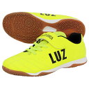 裸足感覚をコンセプトにしたLUZ FOOT WEARシリーズ初のジュニア向けシューズ。 コンセプトを体現するため、釣り込み、カリフォルニア製法により馴染みのいいフィット感を実現するとともにアウトソールは競技者からの信頼を得ているAXIS-1のソールをベースにし、子供の自由な動きに対応する屈曲性とグリップ性を実現。 ミッドソール全面に衝撃緩衝材を入れ、クッション性を確保。 ワイズ（幅）は2E相当でゆとりがあり、成長期の子供の足に安心な設計になっている。 シューズ内部、インソール表部の足が当たる部分にはメッシュを採用することで通気性も確保。 インソール取り外し可能。 のびのびと自由にFOOTBALLを楽しむためのSHOES。 【素材】 アッパー：シンセティックレザー ミッドソール：E.V.A. アウトソール：ゴム底 【カラー】 NEONYL：ネオンイエロー 【重量】 約148g/21.0cm ※当社計測値 【対応グラウンド】 インドアコート メーカー希望小売価格はメーカーサイトに基づいて掲載しています。