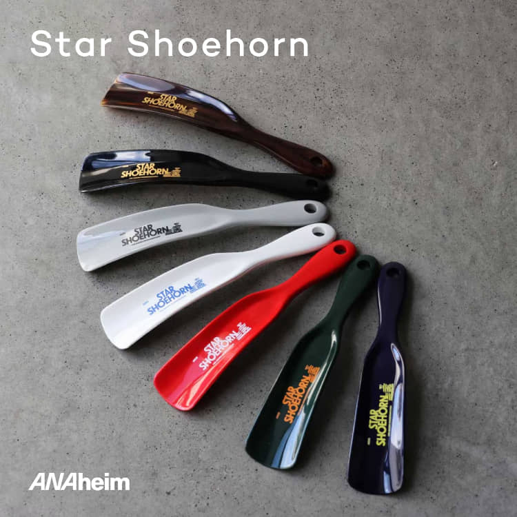アナハイム スター シューホーン｜おしゃれで携帯しやすいアメリカ製靴べら ANAheim Star Shoehornは、ボディとプリントのコントラストが印象的なコンパクトサイズの靴べらです。アメリカ製ならではの雰囲気と、ANAheimらしいデザイン性を兼ね備えたアイテム。玄関ではもちろん、出張や旅行時の携帯用シューホーンとしても活躍します。 ■ 1940年代から続くアメリカ老舗メーカー製 1940年代からアメリカ・カリフォルニアで製造し続ける老舗メーカーによる別注モデル。80年以上にわたりMade in USAを守り続け、企業向け広告用靴ベラの製造も手掛けてきた実績あるメーカーによって生産されています。長年培われた技術と品質へのこだわりが感じられます。 ■ おしゃれなプリントデザインで差がつく靴べら 実用品だからこそ、デザインにもこだわりたいもの。アナハイム スターシューホーンは、海外のヴィンテージ雑貨を思わせるフォントデザインを採用。ボディカラーごとにプリントカラーを組み合わせ、シンプルながら存在感のある仕上がりになっています。 ■ 革靴からスニーカーまで選べるカラー展開 カラーごとに異なるボディとプリントの組み合わせを楽しめます。落ち着いた印象のカラーは革靴やビジネスシューズに、ポップなカラーはスニーカーやカジュアルスタイルにもおすすめです。 ■ コンパクトで携帯しやすいミニサイズ 全長約18cmのコンパクト設計。手に取りやすいサイズ感で、靴の脱ぎ履きをスムーズにサポートします。軽量なプラスチック製のため持ち運びもしやすく、出張や旅行、携帯用の靴べらとしても便利です。 ■ フックに掛けられる便利なホール付き ハンドル部分にはホール（穴）を備えています。玄関収納やシューズボックス内で保管しやすく、フックに掛けておけば必要な時にすぐ使えるのも魅力。見せる収納としても楽しめます。 ■ シンプルで使いやすいANAheimの定番シューホーン 品質、デザイン、使いやすさのバランスを追求した靴ベラ。毎日使う靴べらだからこそ、機能性だけでなく所有する楽しさも感じられるアイテムです。メンズ・レディース問わず使いやすく、ご自宅用はもちろん、センス良いプチギフトとしてもおすすめです。 商品名 ANAheim Star Shoehorn / アナハイム スター シューホーン ブランド ANAheim / アナハイム 品番 3713 カラー ホワイト（3713WH）ネイビー（3713NV）グリーン（3713GRN）レッド（3713RD）トータス（3713TO）ブラック（3713BLK）グレー（3713GRY） 本体サイズ 約 幅3.7×奥行2 ×高さ18 cm約 18 g 素材 ABS樹脂 生産国 アメリカ 知っておいていただきたいこと ※ゴールドのプリントは、本体カラーBlack（ブラック）とTortoise（トータス）のみです。※ラッピングご希望の場合、包装紙や熨斗のご希望は承れません。商品形状の都合により、袋での包装となります。予めご了承ください。※閲覧されている環境により、若干色味が違って見える場合がございます。予めご了承ください。※お客様による誤ったご利用による故障や破損は、保証対象外となります。※ご使用前に必ず説明書をお読みの上、ご利用くださいませ。※仕様、デザイン等は商品改良の為予告なく変更となる場合がございます。オススメポイント ANAheim スター シューホーン｜おしゃれで携帯しやすいアメリカ製靴べら アナハイム Star Shoehornは、ボディとプリントのコントラストが印象的なコンパクトサイズの靴べらです。アメリカ製ならではの雰囲気と、ANAheimらしいデザイン性を兼ね備えたアイテム。玄関ではもちろん、出張や旅行時の携帯用シューホーンとしても活躍します。 オススメポイント 1940年代から続くアメリカ老舗メーカー製 1940年代からアメリカ・カリフォルニアで製造し続ける老舗メーカーによる別注モデル。80年以上にわたりMade in USAを守り続け、企業向け広告用靴ベラの製造も手掛けてきた実績あるメーカーによって生産されています。長年培われた技術と品質へのこだわりが感じられます。 オススメポイント おしゃれなプリントデザインで差がつく靴べら 実用品だからこそ、デザインにもこだわりたいもの。アナハイム スターシューホーンは、海外のヴィンテージ雑貨を思わせるフォントデザインを採用。ボディカラーごとにプリントカラーを組み合わせ、シンプルながら存在感のある仕上がりになっています。 オススメポイント 革靴からスニーカーまで選べるカラー展開 カラーごとに異なるボディとプリントの組み合わせを楽しめます。落ち着いた印象のカラーは革靴やビジネスシューズに、ポップなカラーはスニーカーやカジュアルスタイルにもおすすめです。 オススメポイント コンパクトで携帯しやすいミニサイズ 全長約18cmのコンパクト設計。手に取りやすいサイズ感で、靴の脱ぎ履きをスムーズにサポートします。軽量なプラスチック製のため持ち運びもしやすく、出張や旅行、携帯用の靴べらとしても便利です。 オススメポイント フックに掛けられる便利なホール付き ハンドル部分にはホール（穴）を備えています。玄関収納やシューズボックス内で保管しやすく、フックに掛けておけば必要な時にすぐ使えるのも魅力。見せる収納としても楽しめます。 オススメポイント シンプルで使いやすいANAheimの定番シューホーン 品質、デザイン、使いやすさのバランスを追求した靴ベラ。毎日使う靴べらだからこそ、機能性だけでなく所有する楽しさも感じられるアイテムです。メンズ・レディース問わず使いやすく、ご自宅用はもちろん、センス良いプチギフトとしてもおすすめです。 商品名 ANAheim Star Shoehorn / アナハイム スター シューホーン ブランド ANAheim / アナハイム 品番 3713 カラー ホワイト（3713WH）ネイビー（3713NV）グリーン（3713GRN）レッド（3713RD）トータス（3713TO）ブラック（3713BLK）グレー（3713GRY） 本体サイズ 約 幅3.7×奥行2 ×高さ18 cm約 18 g 素材 ABS樹脂 生産国 アメリカ 知っておいていただきたいこと ※ゴールドのプリントは、本体カラーBlack（ブラック）とTortoise（トータス）のみです。※ラッピングご希望の場合、包装紙や熨斗のご希望は承れません。商品形状の都合により、袋での包装となります。予めご了承ください。※閲覧されている環境により、若干色味が違って見える場合がございます。予めご了承ください。※お客様による誤ったご利用による故障や破損は、保証対象外となります。※ご使用前に必ず説明書をお読みの上、ご利用くださいませ。※仕様、デザイン等は商品改良の為予告なく変更となる場合がございます。