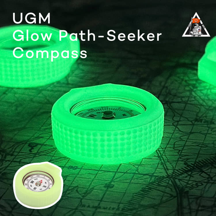 暗闇でも使える、長時間光る蓄光コンパス CountyCommのUGM Glow Path-Seeker Compassは、高輝度蓄光シリコーンを採用したコンパクトな方位磁石。光を蓄えて暗闇でも方位を確認でき、アウトドアや夜間のナビゲーション、バッグやキーリングに付けての携帯にも活躍します。 ■　最大24時間発光。高輝度蓄光で、暗い場所でも方位を確認 明るい場所で光を蓄え、暗くなると発光する高輝度蓄光シリコーンを採用。最大24時間発光するので、夜間や暗い場所で方位を確認したいときにも役立ちます。太陽光、懐中電灯、スマートフォンのライトなど、様々な光で蓄光。電池を使わず、光を蓄えるだけで繰り返し使えるのも魅力です。 ■　ミリタリー・レスキューの現場から生まれた実用性 アメリカの海軍や救助隊からの要請を受けて開発された、光る方位磁針。アメリカ政府機関との取引に必要なCAGE CODEを取得した米国企業が製造しています。ミリタリーやレスキューの現場で求められる機能性をもとに、実用的なギアを展開するブランドです。コンパクトなサイズと蓄光機能を組み合わせた、携帯性に優れたアイテム。 ■　小さなボディで頼れる方位磁石 コンパクトなサイズで、重さはわずか約10g。荷物になりにくいので、キャンプや登山などのアウトドアシーンにも気軽に持ち出せます。大きなコンパスを持ち歩くほどではないけれど、方位を確認できるものを身近に携帯しておきたい。そんな場面にぴったりです。 ■　ボールチェーン付きで、気軽に身につけられる 12cmのボールチェーンが付属しているので、バッグやポーチ、キーリングなどに取り付けて、おしゃれに携帯できます。キーホルダー感覚で持ち歩け、バッグチャームのようにギアやバッグのアクセントとして楽しむこともできます ■　キャンプや登山など、アウトドアのお供に 方位を確認するコンパスは、現在地や進む方向を確認したいときの心強いアイテム。キャンプや登山、ハイキングなど、自然の中で過ごす時間に携帯しておくと安心です。耐熱・耐久性に優れたプロスペックの素材が、夜間のナビゲーションや緊急時の備えとして、フィールドから日常まで役立ちます。 商品名 UGM Glow Path-Seeker Compassユージーエム グロー パス シーカー コンパス ブランド CountyComm / カウンティーコム 品番 3789 サイズ・重量 約 幅3.2×厚さ1.3×高さ3.6cm 約 10g 入数 1点 素材 シリコーンゴム（耐熱シリコーン樹脂） 付属品 ボールチェーン（12cm） 生産国 USA / アメリカ JAN 4580784172743 知っておいていただきたいこと ※発光する強さは、光源の強さや蓄光時間、使用環境等により異なります。予めご了承ください。※蓄光にかかる時間は、光源の明るさや環境等により異なります。光源が明るいほど、短時間で光を蓄えることができます。※正確な方位測定をするためには、磁石や電子機器、金属製品など磁気を帯びた物から離してご使用ください。-※こちらの商品はネコポス便でのお届けのため、配送日時指定不可、ギフト包装不可です。※ネコポス便1通での配送可能数量を超えた場合は、複数個口のネコポス便にてお届け致します。またご購入の数量により宅急便でのお届けに変更させていただく場合がございます。予めご了承ください。-※閲覧されている環境により、若干色味が違って見える場合がございます。※お客様による誤ったご利用による故障や破損は、保証対象外となります。※ご使用前に必ず説明書をお読みの上、ご利用くださいませ。※仕様、デザイン等は商品改良の為予告なく変更となる場合がございます。オススメポイント 暗闇でも使える、長時間光る蓄光コンパス CountyCommのUGM Glow Path-Seeker Compassは、高輝度蓄光シリコーンを採用したコンパクトな方位磁石。光を蓄えて暗闇でも方位を確認でき、アウトドアや夜間のナビゲーション、バッグやキーリングに付けての携帯にも活躍します。 オススメポイント 最大24時間発光。高輝度蓄光で、暗い場所でも方位を確認 明るい場所で光を蓄え、暗くなると発光する高輝度蓄光シリコーンを採用。最大24時間発光するので、夜間や暗い場所で方位を確認したいときにも役立ちます。太陽光、懐中電灯、スマートフォンのライトなど、様々な光で蓄光。電池を使わず、光を蓄えるだけで繰り返し使えるのも魅力です。 オススメポイント ミリタリー・レスキューの現場から生まれた実用性 アメリカの海軍や救助隊からの要請を受けて開発された、光る方位磁針。アメリカ政府機関との取引に必要なCAGE CODEを取得した米国企業が製造しています。ミリタリーやレスキューの現場で求められる機能性をもとに、実用的なギアを展開するブランドです。コンパクトなサイズと蓄光機能を組み合わせた、携帯性に優れたアイテム。 オススメポイント ボールチェーン付きで、気軽に身につけられる 12cmのボールチェーンが付属しているので、バッグやポーチ、キーリングなどに取り付けて、おしゃれに携帯できます。キーホルダー感覚で持ち歩け、バッグチャームのようにギアやバッグのアクセントとして楽しむこともできます オススメポイント キャンプや登山など、アウトドアのお供に 方位を確認するコンパスは、現在地や進む方向を確認したいときの心強いアイテム。キャンプや登山、ハイキングなど、自然の中で過ごす時間に携帯しておくと安心です。耐熱・耐久性に優れたプロスペックの素材が、夜間のナビゲーションや緊急時の備えとして、フィールドから日常まで役立ちます。 オススメポイント 小さなボディで頼れる方位磁石 コンパクトなサイズで、重さはわずか約10g。荷物になりにくいので、キャンプや登山などのアウトドアシーンにも気軽に持ち出せます。大きなコンパスを持ち歩くほどではないけれど、方位を確認できるものを身近に携帯しておきたい。そんな場面にぴったりです。 オススメポイント CountyComm（カウンティーコム） 商品名 UGM Glow Path-Seeker Compassユージーエム グロー パス シーカー コンパス ブランド CountyComm / カウンティーコム 品番 3789 サイズ・重量 約 幅3.2×厚さ1.3×高さ3.6cm 約 10g 入数 1点 素材 シリコーンゴム（耐熱シリコーン樹脂） 付属品 ボールチェーン（12cm） 生産国 USA / アメリカ JAN 4580784172743 知っておいていただきたいこと ※発光する強さは、光源の強さや蓄光時間、使用環境等により異なります。予めご了承ください。※蓄光にかかる時間は、光源の明るさや環境等により異なります。光源が明るいほど、短時間で光を蓄えることができます。※正確な方位測定をするためには、磁石や電子機器、金属製品など磁気を帯びた物から離してご使用ください。-※こちらの商品はネコポス便でのお届けのため、配送日時指定不可、ギフト包装不可です。※ネコポス便1通での配送可能数量を超えた場合は、複数個口のネコポス便にてお届け致します。またご購入の数量により宅急便でのお届けに変更させていただく場合がございます。予めご了承ください。-※閲覧されている環境により、若干色味が違って見える場合がございます。※お客様による誤ったご利用による故障や破損は、保証対象外となります。※ご使用前に必ず説明書をお読みの上、ご利用くださいませ。※仕様、デザイン等は商品改良の為予告なく変更となる場合がございます。