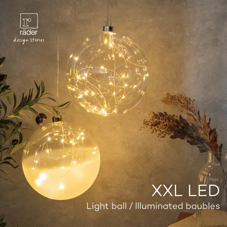 XXL LED light ball / XXL LED illuminated baublesXXL LED ライトボール / XXL LED イルミネイトバブルズ ガラスの中にLEDライトが入った大きな光るオーナメントです。 そのまま置いたり、吊るしたり、かごに入れたり、シーンに合わせて飾り付けることができます。 クリスマスシーズンはもちろんのこと、お部屋やお店を飾り付ければ空間のアクセントに！オールシーズンお使いいただけるアイテムです。 品名 XXL LED light ball / XXL LED illuminated baublesXXL LED ライトボール / XXL LED イルミネイトバブルズ ブランド rader / レダー サイズ 約 直径20(cm) 素材 ガラス、LED 電池 単四電池2本 知っておいていただきたいこと ・閲覧されている環境により、若干色味が違って見える場合がございます。予めご了承ください。 ・お客様による誤ったご利用による故障や破損は、保証対象外となります。 ・ご使用の際は、取扱説明書をよくお読みになってご使用ください。 ・電池は付属致しません。XXL LED light ball / XXL LED illuminated baublesXXL LED ライトボール / XXL LED イルミネイトバブルズ ガラスの中にLEDライトが入った大きな光るオーナメントです。 そのまま置いたり、吊るしたり、かごに入れたり、シーンに合わせて飾り付けることができます。 クリスマスシーズンはもちろんのこと、お部屋やお店を飾り付ければ空間のアクセントに！オールシーズンお使いいただけるアイテムです。 品名 XXL LED light ball / XXL LED illuminated baublesXXL LED ライトボール / XXL LED イルミネイトバブルズ ブランド rader / レダー サイズ 約 直径20(cm) 素材 ガラス、LED 電池 単四電池2本 知っておいていただきたいこと ・閲覧されている環境により、若干色味が違って見える場合がございます。予めご了承ください。 ・お客様による誤ったご利用による故障や破損は、保証対象外となります。 ・ご使用の際は、取扱説明書をよくお読みになってご使用ください。 ・電池は付属致しません。