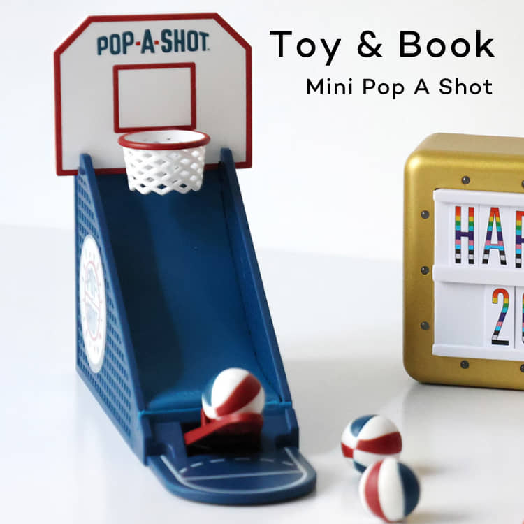 シュートできる卓上バスケットボールゲーム│Toy & Book Mini Pop A Shot 手のひらサイズで楽しめる、ミニチュアサイズのバスケットボールゲーム。デスクやリビングに置いて遊べるほか、バスケ好きへのギフトにもおすすめです。 ■　 小さなボディに詰まったゲームの楽しさ 1981年に誕生し、海外のゲームセンターなどで親しまれてきたバスケットボールゲーム「POP-A-SHOT」を、ミニチュアサイズで再現した、トイ&ブック ミニ ポップ ア ショット。コンパクトながら実際にシュートを楽しめる、遊び心あふれるアイテムです。 ■　 ミニブックレット付き NBA選手の情報やゲームの歴史、ルールをまとめたミニ解説書付き。遊ぶだけでなく、バスケットボールカルチャーに触れられるのも魅力です。 ■ アメリカの出版社 Hachette 学びや新しいアイデア、エンターテインメントを発信するアメリカの出版社・Hachette（アシェット）。ギフトにもぴったりな、少ないページで構成されたブックレットやマグネットシートなど、映画・テレビ・ポップカルチャー・ユーモアをテーマにした「TOY＆」シリーズをお届けします。 商品名 Toy & Book "Mini Pop A Shot"トイ&ブック ミニ ポップ ア ショット ブランド Hachette / アシェット 品番 3740BMP サイズ / 重量 約 幅14.8×奥行4.5×高さ11cm / 約 60g 素材 ABS樹脂 生産国 中国 知っておいていただきたいこと ●6才未満のお子さまへは製品を渡さないでください。※細かいパーツを使用しておりますので、誤飲、窒息の恐れがございます。※お子さまやペットの手が届かない、高温多湿を避けた場所で保管してください。-※閲覧されている環境により、若干色味が違って見える場合がございます。予めご了承ください。※お客様による誤ったご利用による故障や破損は、保証対象外となります。※ご使用前には、必ず説明書をお読みの上、ご利用くださいませ。※仕様、デザイン等は商品改良の為予告なく変更となる場合がございます。オススメポイント シュートできる卓上バスケットボールゲーム│Toy & Book Mini Pop A Shot 手のひらサイズで楽しめる、ミニチュアサイズのバスケットボールゲーム。デスクやリビングに置いて遊べるほか、バスケ好きへのギフトにもおすすめです。 オススメポイント 小さなボディに詰まったゲームの楽しさ 1981年に誕生し、海外のゲームセンターなどで親しまれてきたバスケットボールゲーム「POP-A-SHOT」を、ミニチュアサイズで再現した、トイ&ブック ミニ ポップ ア ショット。コンパクトながら実際にシュートを楽しめる、遊び心あふれるアイテムです。 オススメポイント ミニブックレット付き NBA選手の情報やゲームの歴史、ルールをまとめたミニ解説書付き。遊ぶだけでなく、バスケットボールカルチャーに触れられるのも魅力です。 オススメポイント アメリカの出版社 Hachette 学びや新しいアイデア、エンターテインメントを発信するアメリカの出版社・Hachette（アシェット）。ギフトにもぴったりな、少ないページで構成されたブックレットやマグネットシートなど、映画・テレビ・ポップカルチャー・ユーモアをテーマにした「TOY＆」シリーズをお届けします。 商品名 Toy & Book "Mini Pop A Shot"トイ&ブック ミニ ポップ ア ショット ブランド Hachette / アシェット 品番 3740BMP サイズ / 重量 約 幅14.8×奥行4.5×高さ11cm / 約 60g 素材 ABS樹脂 生産国 中国 知っておいていただきたいこと ●6才未満のお子さまへは製品を渡さないでください。※細かいパーツを使用しておりますので、誤飲、窒息の恐れがございます。※お子さまやペットの手が届かない、高温多湿を避けた場所で保管してください。-※閲覧されている環境により、若干色味が違って見える場合がございます。予めご了承ください。※お客様による誤ったご利用による故障や破損は、保証対象外となります。※ご使用前には、必ず説明書をお読みの上、ご利用くださいませ。※仕様、デザイン等は商品改良の為予告なく変更となる場合がございます。