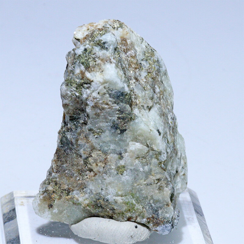 【サイズ】約39x26x17mm【素材】スギライト【内訳】1点【 天然石 パワーストーン アクセサリー ファッション 雑貨　】スギライトは日本人が発見し、新鉱物として世界的に認知された天然石です。九州大学地質学科岩石学部教授である「杉健一」の名前から、「スギライト」と名付けられました。和名は「杉石」です。スギライトは1944年愛媛県の岩城島で岩石学者である杉健一や、久綱政典らにより発見されましたが、当時はスギライトに含まれる成分などがはっきりと断定できなかったため未解決鉱物とされ、「岩城石」と呼ばれていました。その後、若くして肺を患い亡くなった杉健一氏の愛弟子が未解決鉱物だったスギライトの分析に成功し、1977年にスギライトは新鉱物として認定されました。岩石研究に尽力してきた恩師の名前に因んで「杉石」と命名しました。正確にはエジル石閃長岩で、黄緑色に見える部分が杉石です。その他新鉱物である片山石、村上石、フェロフェリホルムキスト閃石がこの石から発見されました。片山石についてはバラトバ石ではないかと今も議論され結論は出ていないミステリアスな石です。片山石と村上石は蛍光性を持っているといわれています。【注意事項】※サイズに多少の違いが出る場合がございます。※天然由来のため、色味・形状・内包物・割れがございます。