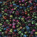 FO:1000個 アクリル文字ビーズ アルファベット カラフルな文字 ブラックキューブビーズ 友情ブレスレットやギフト、お土産ジュエリー作りに (6 * 6 m...