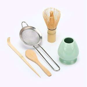 FO:抹茶茶せんセット、竹製茶せん(Chasen)、伝統的なスプーン(Chashaku)、ステンレスふるい、茶杓、陶磁器茶立(グリーン)