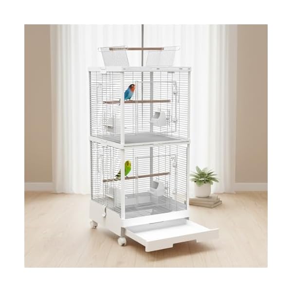 【送料無料】鳥かご 2段 バードケージ 多頭飼い ホワイト 高さ100cm インコブランド色ホワイトモデルKY490-TG-2C商品説明【商品概要】【多頭飼いの悩みを解決！自由に変化する2WAYケージ】 仕切り板一枚で、2つの独立した部屋と、1つの広大なタワー型ケージを自由に切り替え。鳥同士の相性や、繁殖、隔離など、状況に応じて最適な空間を作り出せます。仕切り板を外せば、上下運動が大好きなフクロモモンガや鳥たちのための、豪華なプレイスペースに早変わり。これ一台で、様々な飼育スタイルに対応します。【視界クリアな透明正面パネル＆便利な両開きドア】 上下二段ともに、視界を遮らない高透明度の正面パネルを採用。それぞれの部屋にいる愛鳥の様子を、いつでもクリアに観察できます。ドアも各階に独立して設置されているため、片方の鳥を驚かせることなく、もう片方の部屋のお手入れや餌の交換が可能です。【天井が開く！最上階は特別なプレイスペース】 ケージの最上部は、従来モデル同様に大きく開くプレイジム仕様。天気の良い日には、最上階の鳥を外に出して日光浴させたり、直接おやつをあげたりと、特別なコミュニケーションが楽しめます。多頭飼いでも、一羽一羽との大切なふれあいの時間を確保できます。【掃除のしやすさと衛生面への配慮】 最下部には便利な引き出し式トレーを完備し、全体の掃除が簡単です。また、セパレート使用時の衛生問題を考慮し、中間仕切りは取り外し可能なメッシュ格子を採用。飼い主様自身でペットシーツ等を敷くことで、上段からのフンや餌の落下を防ぎ、下段のペットが快適に過ごせるよう工夫できます。【省スペースを実現する縦型ハイタイプ設計】 床面積は46×46cmとコンパクトながら、高さ100cmの縦型設計で、驚くほどの飼育スペースを確保。お部屋のスペースを有効活用しながら、ペットには広々とした上下運動の空間を提供します。リビングに置いても圧迫感のない、スマートなデザインです。【鳥の足に優しい、クライミングに適した横網デザイン】 ケージの側面と背面には、鳥が掴まりやすく、登りやすい「横網」を採用。爪をしっかりと引っ掛けてタワーを登るように移動できるため、鳥の運動不足解消やストレス軽減に繋がります。愛鳥の健康を第一に考えた設計です。【多頭飼い世帯へ贈る、最高のプレゼント】 鳥を複数飼っているご友人やご家族へ、これ以上ない特別なギフトを贈りませんか？この一台で「セパレート」と「広々空間」を両立できる革新的なケージは、きっと驚きと喜びをもって迎えられるでしょう。新しくペットを迎える記念や、お引越しのプレゼントとしても最適。ペットと飼い主の暮らしを豊かにする、心のこもった贈り物になります。【キャスター付きで、大型ケージの移動もスムーズ】 高さのある大型ケージですが、脚部には360°回転するキャスター（うち2つはストッパー付き）を装備。お掃除の際や、日当たりの良い場所への移動も、女性一人で簡単に行えます。安定した強化ベースで、移動時も安心です。【安心の付属品と広々としたタワーサイズ】 ケージ本体に加え、天然木の止まり木3本と、使いやすい餌入れ4個が標準で付属します。飼い主様のお好みで、上下の段に自由に配置したり、お気に入りのおもちゃを追加したりして、愛鳥だけの特別な空間をカスタマイズしてください。高さ100cmの広々とした空間は、複数飼育にも十分対応可能です。【商品説明】1台で、暮らしが変わる。多頭飼い世帯のための、新しい答え。 愛鳥が1羽から2羽へ。は、そんな幸せな瞬間に寄り添います。もう1つケージを置くスペースがない、相性が心配…そんな悩みを解決するのが、この「2WAY二段式バードケージ」です。それは単なる大きな鳥かごではありません。大切な家族が増えても、ペットと人が共に快適であり続けるための、私たちの新しい提案です。 【このケージの真価は「変化」する空間にあり】 このケージは、暮らしのステージに合わせて2つの姿に変化します。 セパレートモード：中央の仕切り板を差し込めば、上下が完全に独立した2つの部屋に。繁殖期のペアや、お見合い中の鳥、少し距離を置きたい子たちのためのプライベート空間が生まれます。 連結モード：仕切り板を外せば、高さ100cmの広大なタワーヴィラに変身。思う存分、上下運動を楽しみたい鳥たちや、フクロモモンガのようなクライミングが得意な小動物にとって、最高の遊び場となります。 【上下2段、どちらも特等席。変わらぬ透明な正面デザイン】 の象徴である、視界を遮らない透明な正面パネルを上下両段に採用。それぞれの部屋で過ごすペットたちの愛らしい姿を、いつでも同時に見守ることができます。各階に独立したドアがあるため、お手入れの際も、もう片方のペットを邪魔することなくスムーズに行えます。 【多頭飼育を支える、考え抜かれた機能性】 天井プレイジム：最上階は開閉式。上の部屋の子をケージの外に出して、特別なふれあいの時間を楽しめます。 衛生的な配慮：最下部の引き出し式トレーに加え、中間仕切りにはペットシーツなどを敷けるメッシュ格子を採用。上段からの汚れの落下を防ぎ、下段の清潔さを保つ工夫が可能です。（※ペットシーツは付属しません） クライミングタワーになる横網：側面と背面の横網は、ペットたちが爪をかけて登るのに最適。縦長の広い空間を隅々まで使って遊ぶことができ、運動不足の解消に繋がります。 【省スペースと美しさを両立した、北欧風デザイン】 床面積はそのままに、縦の空間を最大限に活用した省スペースなハイタイプ設計。リビングに置いても圧迫感なく、お部屋をスタイリッシュに演出するインテリアとなります。この美しく機能的なケージは、多頭飼いをされているご友人やご家族への、最高のプレゼントとしても喜ばれるでしょう。 【製品仕様】 ブランド： カラー：ホワイト 商品サイズ：(約)幅46cm×奥行46cm×高さ100cm ワイヤー間隔：(約)1cm 材質：金属、PET、天然木 対象：セキセイインコ、オカメインコ等のペア飼い・複数飼育、フクロモモンガ等の小動物 【セット内容】 ケージ本体（二段式） ×1 中間仕切り格子 ×1 木製止まり木 ×3 餌入れ ×4 キャスター ×4 (うち2個はストッパー付き) 日本語取扱説明書【商品詳細】商品種別：鳥かご ・ケージ商品名：【送料無料】鳥かご 2段 バードケージ 多頭飼い ホワイト 高さ100cm インコ製造元：商品番号：KY490-TG-2C商品内容：46L x 46W x 100H cm色：ホワイト【当店からの連絡】お客様にご満足いただけるよう、最後まで誠意を持って気持ちの良いお取引を心がけております。