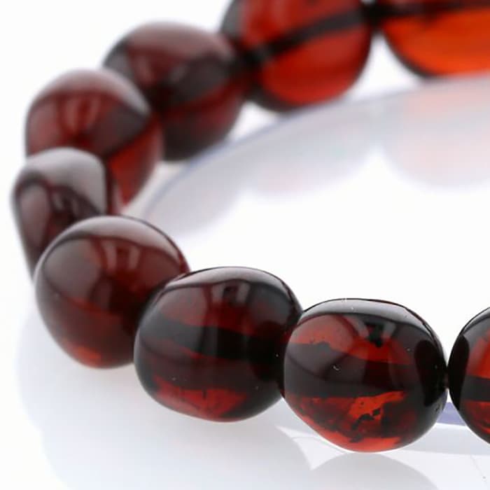 アンバー（琥珀）について透き通った蜂蜜色に輝く植物の雫（しずく）、アンバーは太古の昔の夢とロマンを閉じ込めた神秘的な石です。 日本では琥珀（こはく）と呼ばれ、古くから宝飾品として愛されてきました。 琥珀は純粋な鉱物ではなく、二千万年という遥か遠い昔、松類の樹脂が地中に埋まり化石化したものです。そのため「湿った宝石」とも呼ばれているそうです。 じっと見つめていると、人間が誕生する前の時代の大自然のオーラを伝えてくれます。 古代より護符として用いられ、そのパワーは絶大な評価を得てきました。 石器時代にはすでに装飾品として用いられ、古代エジプト〜ギリシャ〜ローマでは、祈祷師が儀式を執り行う際に神聖なお守りとして身に付けと言われています。 落ち込み気味だったり鬱症状がある方は、アンバーの明るい波動を浴びると精神的に安定してきます。消極的でチャンスを逃がしがちな人でもアンバーのもつ明るくポジティブな波動を浴びることで、運が開けていくことでしょう。 また、周りの人へもあなたのポジティブが影響し、それにひきつけられた明るい友人が集まってきます。 アンバーは摩擦によって静電気を帯びることから、良い気を引きつけるとされ、その黄金色の色合いも相まって、安定した財運、人気運の象徴（お金持ちの象徴）ともなっています。 反面この石は火に当てると心地よい香りを放ちますが、たちまち燃えてしまうはかなさも持っています。 毎日の生活に疲れを感じたり、精神的に弱っているときにこの石を手にとって耳を傾けると、偉大なる地球・自然のパワーが魂に刺激を与えてくれ、いろいろな物事がちっぽけに思えるような勇気と気力を呼び起こしてくれます。天然アンバー（琥珀） イレギュラーブレスレット No.7 最高級（5A） 古代の樹液が化石化した鉱物、琥珀。今回入荷しました天然アンバーは、形がイレギュラータイプで、それぞれ違った色合いの魅力があります。透明感の高い明るい色合いのタイプ、深いブラウン色が強い落ち着きのあるタイプ、様々です。どれもつやつやしていて存在感があり、宝石としても人気が高い逸品です。また、琥珀特有のとても軽くてひやっとした冷たさがなく、太古の遺物に思いを馳せるようなブレスレットです。 Fortune chart 石言葉 ・エネルギーの活性化 ・精神の安定 ・自己肯定 ・不快症状の軽減 ・円滑な人間関係 ・緊張緩和 ・金運 ・本番、勝負に強くなる 特記事項 商品スペッククォリティークラス：5A（AAAAA）産地：ロシア、ドミニカ、他浄化・お手入れ 水、太陽光は避けて下さい。非常に柔らかい為、お取扱には注意が必要です。