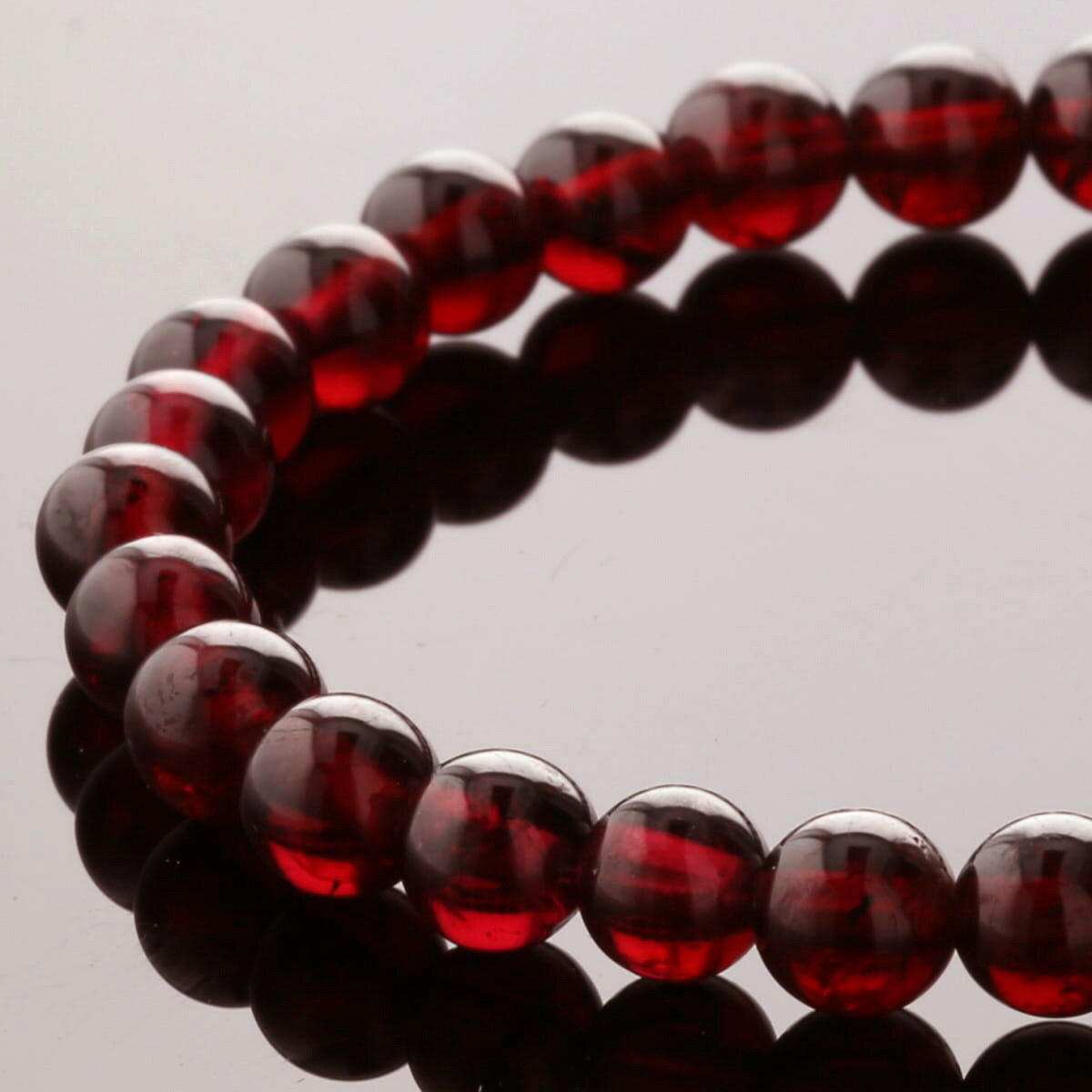 深みのある赤が美しい、ガーネットのブレスレット。 落ち着いた色合いの中に、内側から静かに輝くような艶を持ち、身に着けるほどにその魅力を感じていただける天然石です。 ガーネットは、古くから 情熱・継続力・実り を象徴する石として大切にされてき...