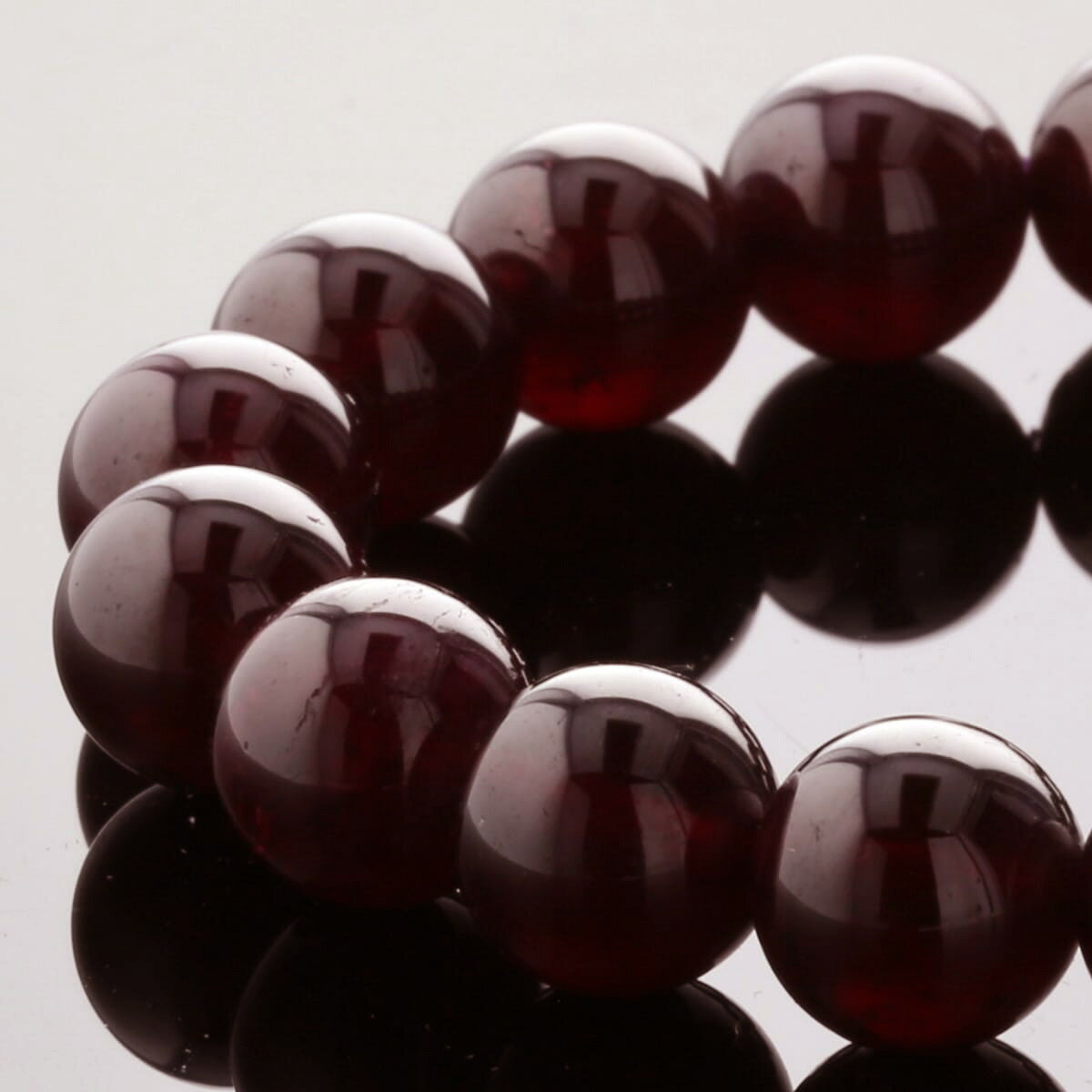 深みのある赤が美しい、ガーネットのブレスレット。 落ち着いた色合いの中に、内側から静かに輝くような艶を持ち、身に着けるほどにその魅力を感じていただける天然石です。 ガーネットは、古くから 情熱・継続力・実り を象徴する石として大切にされてきました。 目標に向かって努力を重ねたい時や、最後までやり抜く力を持ちたい時に、そっと背中を押してくれる存在といわれています。 また、1月の誕生石としても知られ、 大切な方への贈り物や、新たな節目のお守りとしても人気があります。 シンプルで品のあるデザインのため、 日常使いはもちろん、他のブレスレットとの重ね着けにもおすすめ。 性別を問わず身に着けやすく、装いに自然になじみます。ガーネットについて1月の誕生石とされるガーネットですが、その美しさは上質の赤ワインのような艶やかな輝きを帯びています。 古代エジプトの時代からお守りとして用いられてきた最も古い宝石です。 その名はラテン語の『グラーヌム（種子）』に由来しますが、赤い色とつぶつぶの種子のイメージから、日本では『ざくろ石』と呼ばれていました。 赤い色は風水では南方位を司り、情熱と情報に対する感性を高める色です。 また古来は兵士たちが流血を逃れるためのお守りとして身に付けていました。 古代エジプト、ギリシャ、ローマでは装飾品はもとより、寺院、教会の窓などにはめ込んで使用されたりしていました。中でも、キリスト教の「ノアの方舟」の伝説では、この石を灯かり代わりに吊り下げたとされていて、古代から続く強力なパワーストーンです。 この石は持ち主に対していつまでも変わらぬ強い忠誠心と愛情を持つ石だと言われています。 肌身はなさず身に付けていると、持ち主の身を守り、幸福をもたらしてくれます。 将来、結婚したいカップルに2人の 『愛のお守り』 として身に付けることをお勧めします。 また、うまくいっている夫婦のお守りとしても最適です。2人の気持ちをより強力に結び付けてくれることでしょう。 相手の浮気が心配な方は、この石を両手にはさんで、願いをかけると貞節を守ってくれると信じられていました。 コツコツとした地道な努力を実らせ、仕事の成功、家族の幸福、心の豊かさなど全般的な成功へと導いてくれるパートナーとなる天然石です。ガーネット ブレスレット 10mm玉 No.23 最高級（5A） [ 画像現物・一点物 ] 深みのある赤が美しい、ガーネットのブレスレット。落ち着いた色合いの中に、内側から静かに輝くような艶を持ち、身に着けるほどにその魅力を感じていただける天然石です。ガーネットは、古くから情熱・継続力・実りを象徴する石として大切にされてきました。目標に向かって努力を重ねたい時や、最後までやり抜く力を持ちたい時に、そっと背中を押してくれる存在といわれています。また、1月の誕生石としても知られ、大切な方への贈り物や、新たな節目のお守りとしても人気があります。シンプルで品のあるデザインのため、日常使いはもちろん、他のブレスレットとの重ね着けにもおすすめ。性別を問わず身に着けやすく、装いに自然になじみます。 Fortune chart 石言葉 ・夢や目標の達成 ・大切な人との変わらぬ愛を願う ・持久力や忍耐力を身につける ・困難な壁を乗り越える ・受験や就職活動などの結果を出したい 特記事項 ・画像が現物の一点ものです。 ・モニターの発色具合によって実際のものと色が異なる場合があります。 商品スペック天然石：ガーネット玉サイズ：10mm玉クォリティー：最高級AAAAA原産地：マダガスカル・アフリカ他 在庫数：1個（画像現物）浄化・お手入れ 全ての浄化に適しています。