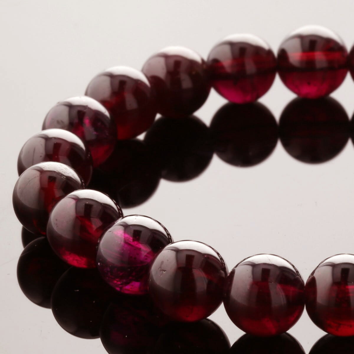 深みのある赤が美しい、ガーネットのブレスレット。 落ち着いた色合いの中に、内側から静かに輝くような艶を持ち、身に着けるほどにその魅力を感じていただける天然石です。 こちらの商品は欠けや傷、凹みが有る玉を使用し、お求めやすい価格にいたしました ガーネットは、古くから 情熱・継続力・実り を象徴する石として大切にされてきました。 目標に向かって努力を重ねたい時や、最後までやり抜く力を持ちたい時に、そっと背中を押してくれる存在といわれています。 また、1月の誕生石としても知られ、 大切な方への贈り物や、新たな節目のお守りとしても人気があります。 シンプルで品のあるデザインのため、 日常使いはもちろん、他のブレスレットとの重ね着けにもおすすめ。 性別を問わず身に着けやすく、装いに自然になじみます。ガーネットについて1月の誕生石とされるガーネットですが、その美しさは上質の赤ワインのような艶やかな輝きを帯びています。 古代エジプトの時代からお守りとして用いられてきた最も古い宝石です。 その名はラテン語の『グラーヌム（種子）』に由来しますが、赤い色とつぶつぶの種子のイメージから、日本では『ざくろ石』と呼ばれていました。 赤い色は風水では南方位を司り、情熱と情報に対する感性を高める色です。 また古来は兵士たちが流血を逃れるためのお守りとして身に付けていました。 古代エジプト、ギリシャ、ローマでは装飾品はもとより、寺院、教会の窓などにはめ込んで使用されたりしていました。中でも、キリスト教の「ノアの方舟」の伝説では、この石を灯かり代わりに吊り下げたとされていて、古代から続く強力なパワーストーンです。 この石は持ち主に対していつまでも変わらぬ強い忠誠心と愛情を持つ石だと言われています。 肌身はなさず身に付けていると、持ち主の身を守り、幸福をもたらしてくれます。 将来、結婚したいカップルに2人の 『愛のお守り』 として身に付けることをお勧めします。 また、うまくいっている夫婦のお守りとしても最適です。2人の気持ちをより強力に結び付けてくれることでしょう。 相手の浮気が心配な方は、この石を両手にはさんで、願いをかけると貞節を守ってくれると信じられていました。 コツコツとした地道な努力を実らせ、仕事の成功、家族の幸福、心の豊かさなど全般的な成功へと導いてくれるパートナーとなる天然石です。4A ガーネット ブレスレット 8mm玉 No.40 [ 画像現物・一点物 ] 深みのある赤が美しい、ガーネットのブレスレット。落ち着いた色合いの中に、内側から静かに輝くような艶を持ち、身に着けるほどにその魅力を感じていただける天然石です。こちらの商品は欠けや傷、凹みが有る玉を使用し、お求めやすい価格にいたしましたガーネットは、古くから情熱・継続力・実りを象徴する石として大切にされてきました。目標に向かって努力を重ねたい時や、最後までやり抜く力を持ちたい時に、そっと背中を押してくれる存在といわれています。また、1月の誕生石としても知られ、大切な方への贈り物や、新たな節目のお守りとしても人気があります。シンプルで品のあるデザインのため、日常使いはもちろん、他のブレスレットとの重ね着けにもおすすめ。性別を問わず身に着けやすく、装いに自然になじみます。 Fortune chart 石言葉 ・夢や目標の達成 ・大切な人との変わらぬ愛を願う ・持久力や忍耐力を身につける ・困難な壁を乗り越える ・受験や就職活動などの結果を出したい 特記事項 ・画像が現物の一点ものです。 ・モニターの発色具合によって実際のものと色が異なる場合があります。 商品スペック天然石：ガーネット玉サイズ：8mm玉クォリティー：4A原産地：マダガスカル・アフリカ他 在庫数：1個（画像現物）浄化・お手入れ 全ての浄化に適しています。
