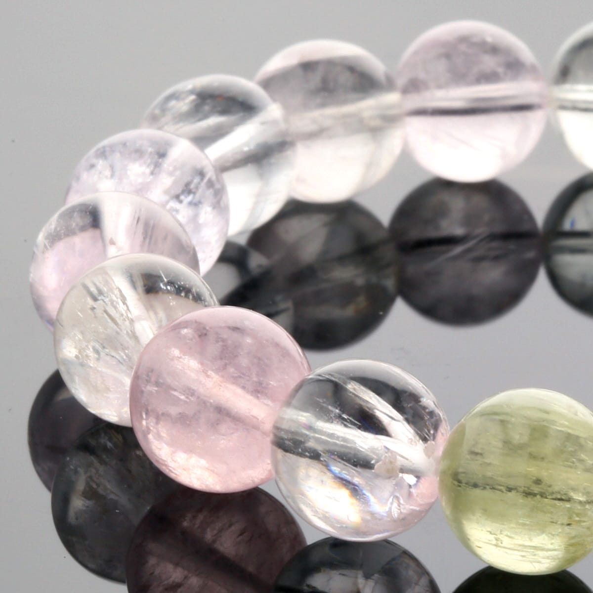 澄んだ透明感のピンクやイエローのクンツァイトのブレスレットです。 見ているだけでとても癒されるこの石は、無限の愛、自然の恵み、純粋さを表す天然石とされています。 純粋な心の持ち主ほど仕事や家族、友人などの人間関係や、恋愛で傷つき、弱ってしま...