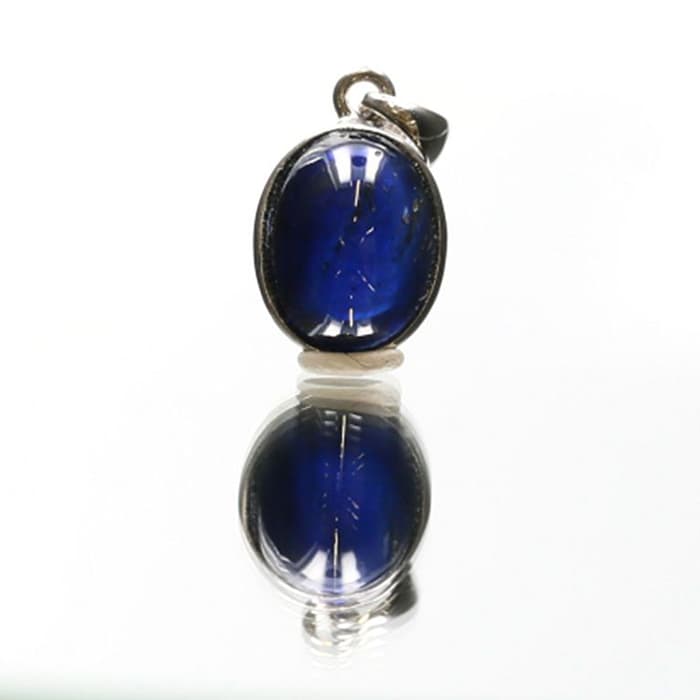 カイヤナイト・カヤナイトについて深海を思わせるような深いブルーのカイヤナイト。 とてもクォリティーの高い綺麗なものが入荷しました。 カイヤナイトはギリシャ語で藍色の意味のkyanoSに由来し、日本名は藍晶石といいます。 従順・適応・清浄を表わす天然石で、肉体と精神、感情のバランスを保って各々を提携させ、ひとつの大きな力にして身体中を満たすよう導く力があると言われています。 感性を高め、直感力・洞察力・創造力・表現力を豊かにしてくれます。 自分自身に本来備わっているクリエイティブな才能を引き出し、豊かな表現力と創造力で形にしてくれることから、アート系の仕事をしている方には最適です。 芸術家・芸能関係・建築家・デザイナーの方を始め、企画開発などの方は自然と自分らしい発想を表現できるようになっていくと言われています。カイヤナイト ペンダントトップ （18金ホワイトゴールド） No.22 最高級 【プレミアム】 Fortune chart 石言葉 ・意思の強化 ・自発性と独立心 ・冒険心を育む ・冷静さと明晰さ ・探究心と継続 ・インスピレーションを高める 商品スペッククォリティークラス：5A（AAAAA）重量：1.09g産地：ブラジル浄化・お手入れ 水での浄化は避けて下さい