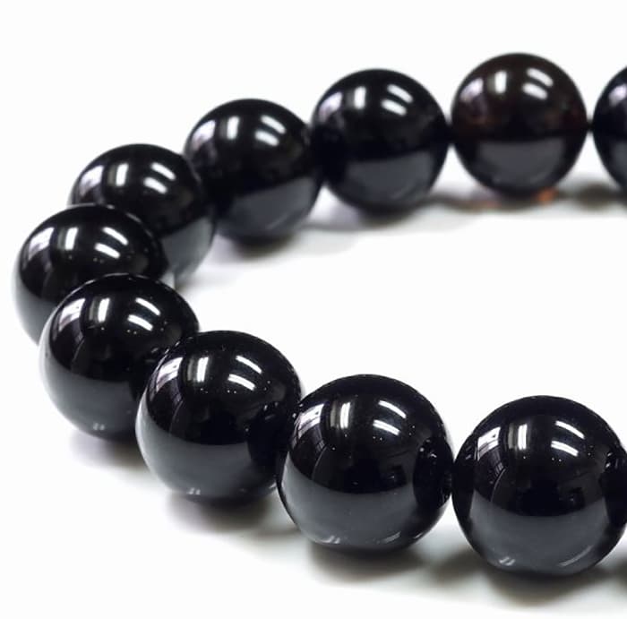 黒水晶（モリオン・カンゴーム）について天然石の中でも、代表的な石である水晶。その中でも産出量が少ない黒水晶です。 色味の濃い物、薄いものがありますが、その名の通り漆黒の水晶です。 黒水晶は非常に大きなパワーを持つとされる石です。 最も伝わるのが『魔除け効果』です。 古来は巫女（みこ）やシャーマン、祈祷師などが身につけたお守りとされ、その意味では他の追随を許さないエネルギーを持っているとされています。 また危険を回避する直観力、その他潜在能力を開花させてくれ、イマジネーションを与えてくれる意味合いも伝わっています。黒水晶 ブレスレット 12mm玉 とても産出量の少ない黒水晶です。 黒い光を放ち、ずっしりとした重厚感、存在感と共に何かに守られているような安心感がある石です。 石の性質上若干表面にクラックのようなものがありますが、これは天然のものになりますのでご容赦下さい。 天然クォーツではありますが、採掘後に照射処理を施されています。 魔除け・悪霊除けの効果が非常に高いとされ、当店でも効果を実感された方のお声を多くいただく石です。 強い御守りの欲しい方へお勧めのブレスレットです。 Fortune chart 石言葉 ・魔除け・邪気払い ・強いグラウンディングの力 ・強い浄化の力 ・直感力を高める ・潜在能力を開かせる ・危険回避 特記事項 商品スペック玉サイズ：12mm浄化・お手入れ 全ての浄化に適しています。