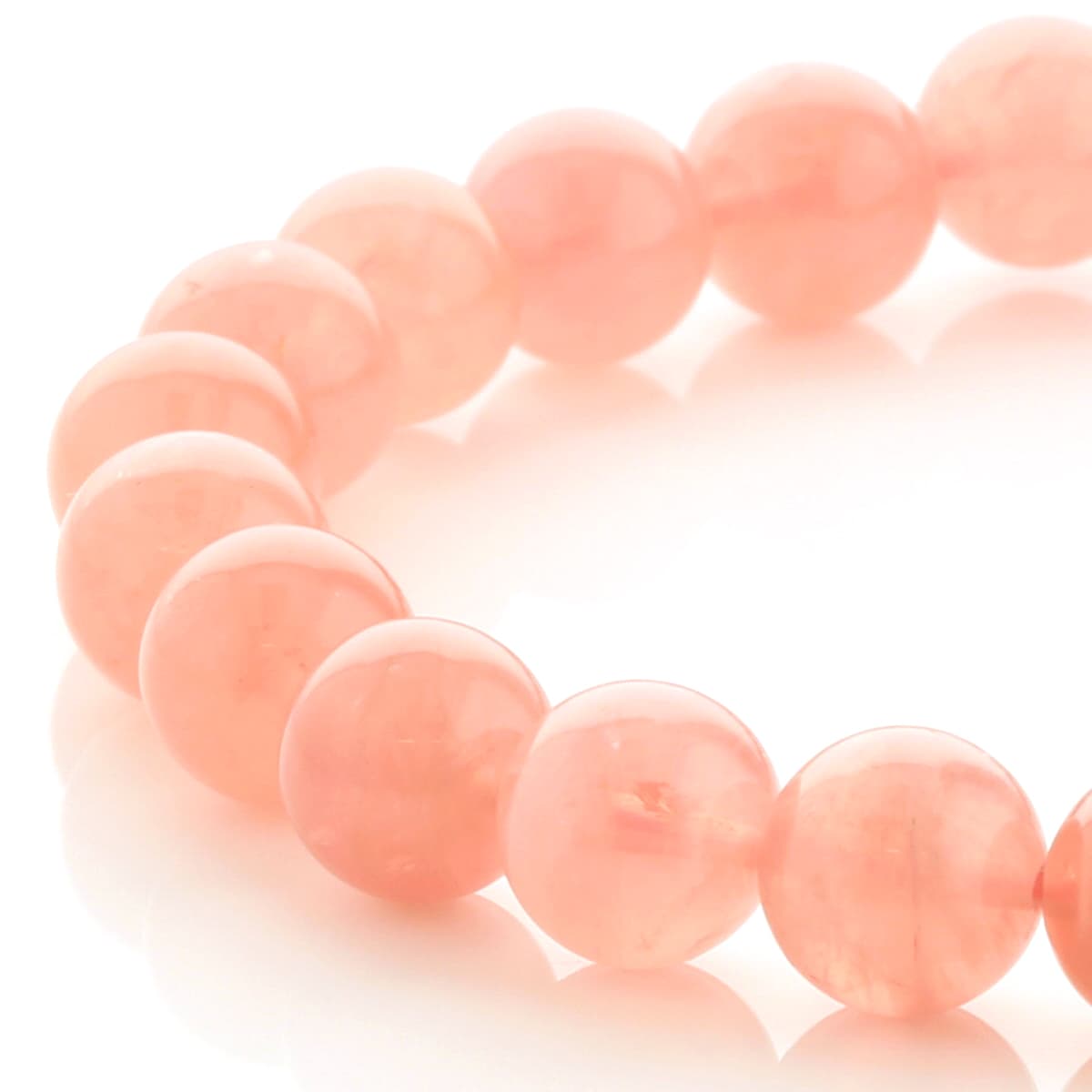 ローズクォーツについて美しい優しいピンク色のもやを思わせるロマンティックな石、ローズクォーツ。 この石は別名、愛と美の女神「アフロディーテの石」とも呼ばれ、真実の愛と美的感覚を育むパワーを持っていると言われています。 数ある天然石の中でも、最もかわいらしいピンク色に染まった乳白色のような優しい色をしています。古来から多くの人達に愛されてきた天然石です。 一般的に恋愛運アップと言えばローズクォーツと言われるほど、恋愛運のパワーストーンとして有名ですが、愛に破れ、心が傷つき、寂しいときに心底力になってくれるヒーリングストーンとしてのパワーを強く持っています。 過去にあった何かしらの原因（トラウマ）が自信を失わせたり、本来の自分らしさを出す邪魔をしている場合がありますが、ローズクォーツはそんな心の傷を優しく包み込んでくれ、本来の自分を取り戻しながら自分を好きになれる意味合いを持っています。自分を愛することで、はじめて人を愛することが出来るようになる、そんな深い意味合いの石です。 はじめてこの石を手にすると、心が穏やかになり、優しい気持ちで満たされていくのが感じられるかもしれません。本来の自分を取り戻し、新しい愛をみつけ、美しく輝く魅力を身につけられるようローズクオーツが見守ってくれるかもしれません。マダガスカル産 ローズクォーツ ブレスレット 8.5mm玉 No.12 最高級5A [ 画像現物・一点物 ] パワーストーン 天然石 FORESTBLUE フォレストブルー 【4375】 マダガスカル産のローズクオーツブレスレットです。濃いピンク色と赤紫を少し足したような美しさで、大人の女性に特に好まれ、また全ての年齢の方へ着けて頂ける色合いです。透明感の高い美しい玉も多く、表面も綺麗に研磨されていて、気品と可愛らしさがあります。写真では色合いの再現が難しく、太陽光と蛍光灯では色味が異なって撮影されるため、手のひらに載せた写真が現物に近い色味になります。この石の意味合いのように、「恋愛成就」、恋愛に関する強いパワーを秘め、より強いエネルギーを発するとされています。ブラジル産のローズクォーツとは一味違う大人の魅力を引き出してくれるブレスレットです。 Fortune chart 石言葉 ・恋愛成就 ・愛情を引き寄せる ・自分自身を愛する ・強力なヒーリングエネルギー ・心身の疲れと傷を癒す 特記事項 ・画像が現物の一点物です。 ・モニターの発色具合によって実際のものと色が異なる場合があります。 商品スペッククォリティークラス：最高級AAAAA玉サイズ：8.5mm産地：マダガスカル共和国浄化・お手入れ ピンク色は、太陽光による退色性がありますので、あまり長時間日光に当てない方が良いでしょう。