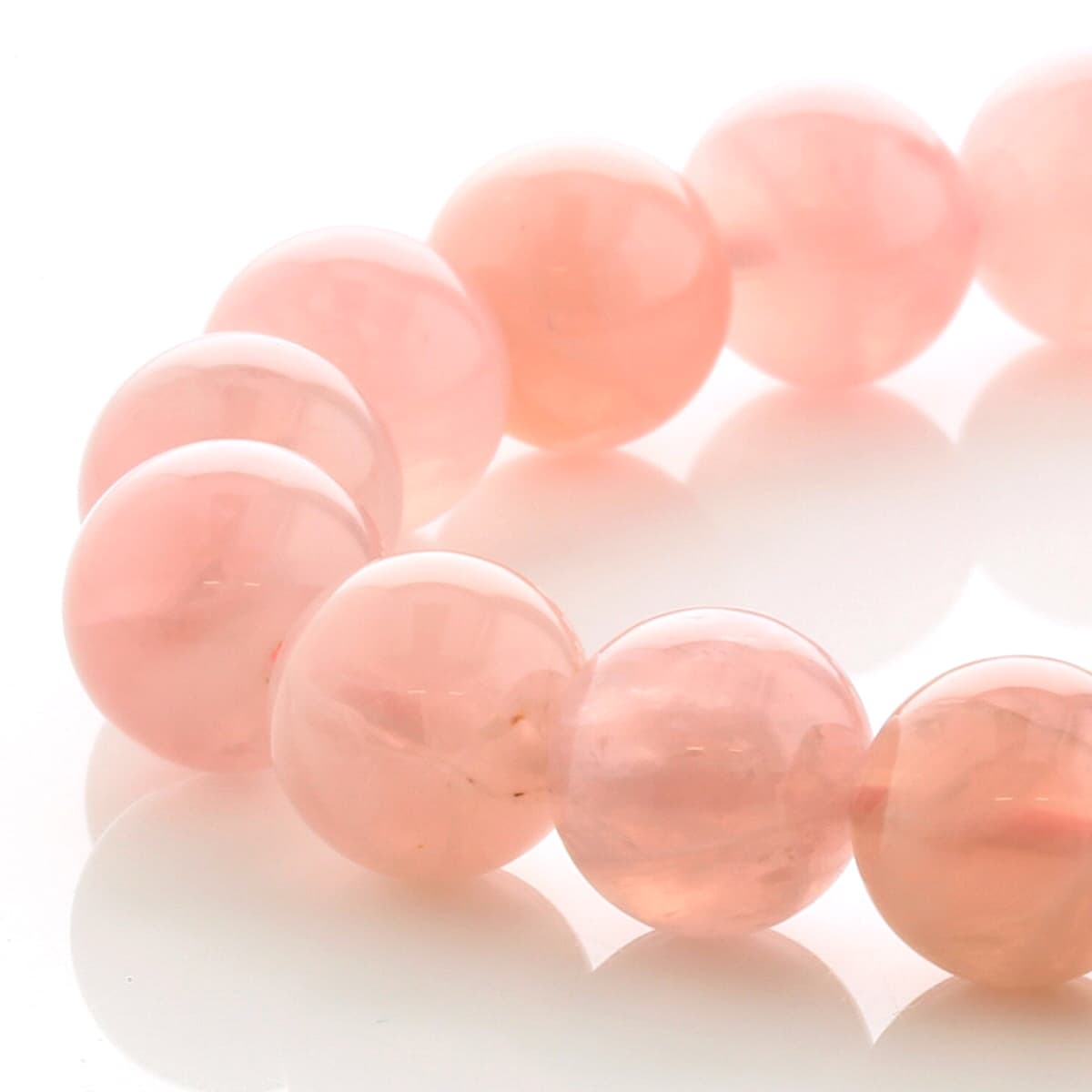 ローズクォーツについて美しい優しいピンク色のもやを思わせるロマンティックな石、ローズクォーツ。 この石は別名、愛と美の女神「アフロディーテの石」とも呼ばれ、真実の愛と美的感覚を育むパワーを持っていると言われています。 数ある天然石の中でも、最もかわいらしいピンク色に染まった乳白色のような優しい色をしています。古来から多くの人達に愛されてきた天然石です。 一般的に恋愛運アップと言えばローズクォーツと言われるほど、恋愛運のパワーストーンとして有名ですが、愛に破れ、心が傷つき、寂しいときに心底力になってくれるヒーリングストーンとしてのパワーを強く持っています。 過去にあった何かしらの原因（トラウマ）が自信を失わせたり、本来の自分らしさを出す邪魔をしている場合がありますが、ローズクォーツはそんな心の傷を優しく包み込んでくれ、本来の自分を取り戻しながら自分を好きになれる意味合いを持っています。自分を愛することで、はじめて人を愛することが出来るようになる、そんな深い意味合いの石です。 はじめてこの石を手にすると、心が穏やかになり、優しい気持ちで満たされていくのが感じられるかもしれません。本来の自分を取り戻し、新しい愛をみつけ、美しく輝く魅力を身につけられるようローズクオーツが見守ってくれるかもしれません。マダガスカル産 ローズクォーツ ブレスレット 10mm玉 No.22 最高級5A [ 画像現物・一点物 ] パワーストーン 天然石 FORESTBLUE フォレストブルー 【5184】 マダガスカル産のローズクオーツブレスレットです。濃いピンク色と赤紫を少し足したような美しさで、大人の女性に特に好まれ、また全ての年齢の方へ着けて頂ける色合いです。透明感の高い美しい玉も多く、表面も綺麗に研磨されていて、気品と可愛らしさがあります。写真では色合いの再現が難しく、太陽光と蛍光灯では色味が異なって撮影されるため、手のひらに載せた写真が現物に近い色味になります。この石の意味合いのように、「恋愛成就」、恋愛に関する強いパワーを秘め、より強いエネルギーを発するとされています。ブラジル産のローズクォーツとは一味違う大人の魅力を引き出してくれるブレスレットです。 Fortune chart 石言葉 ・恋愛成就 ・愛情を引き寄せる ・自分自身を愛する ・強力なヒーリングエネルギー ・心身の疲れと傷を癒す 特記事項 ・画像が現物の一点物です。 ・モニターの発色具合によって実際のものと色が異なる場合があります。 商品スペッククォリティークラス：最高級AAAAA玉サイズ：10mm産地：マダガスカル共和国浄化・お手入れ ピンク色は、太陽光による退色性がありますので、あまり長時間日光に当てない方が良いでしょう。