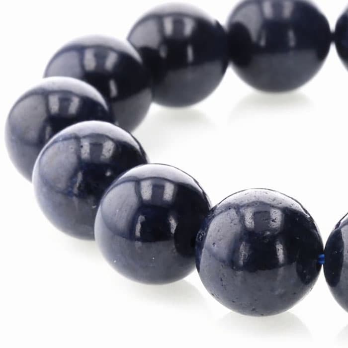 サファイアについて澄み切った空のように、静かな海の底のように神秘的に輝く青い石。 画像ではどうしてもブラックに近く見えてしまいますが、非常に深いネイビーで表面も美しい最高級のブルーサファイアです。 サファイアは宝石として知られていますが、そ...