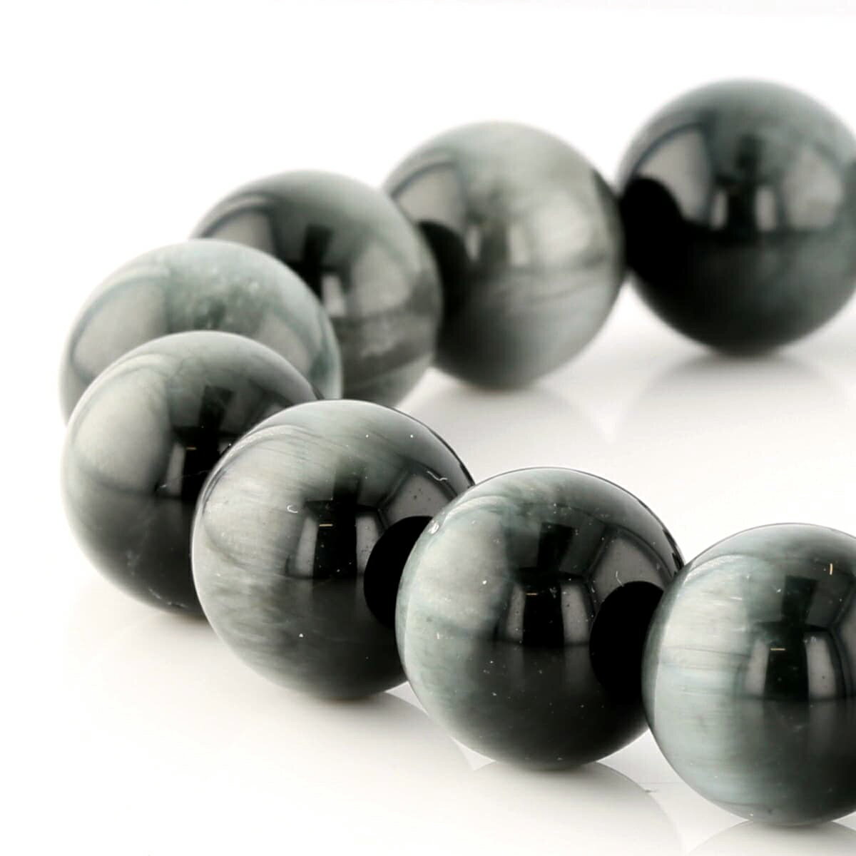 グレータイガーアイ （イーグルアイ）についてタイガーアイ（虎目石）は天然石の中でも水晶に並んで人気の高い石です。 タイガーアイが出来る際に、温度が低いとブルー、高くなるとイエロー、更に高いとレッドになります。 タイガーアイという名前は光に当たると虎の目のように光ることからその名が付きました。 古代では幸運を招く石として崇められ、エジプトでは神々の像の目に当たる部分にこの石を使用したとされています。ローマ人は霊力を授かる護符とし、またインドでは光によって変色する美しさから、最も貴重な宝石として大切にしていたと伝わっています。 神々の目として先々を見越す（先見）パワーと、広い視野で物事を見渡すパワーを得ることが出来るようになるとされています。 主に金運に関するタイガーアイに対し、ブルータイガーアイは仕事運に対して意味のある石とされ、直観力と潜在能力に刺激を与えてくれると言われています。 アイデアはあるが、なかなか行動に移せない方、決断力に自信がない方にはお勧めの天然石です。グレータイガーアイ （イーグルアイ） ブレスレット 12.5mm玉 No.22 最高級5A パワーストーン 天然石 FORESTBLUE フォレストブルー 【8973】 当店でも人気のグレータイガーアイ。イーグルアイとも呼ばれているタイガーアイの一種です。グレーのグラデーションが何ともシブく、また研ぎ澄まされたような美しさを持っています。縦に光るキャッツアイを持ち、光があたると手元でシャトヤンシー効果で一粒一粒違った表情を持っています。眺めていても飽きないとてもきれいな天然石です。鉱物的には角閃石で、青石綿(クロシドライト)が入った混合石となります。タイガーアイは、古代より幸運を招く石として崇められ、エジプトでは神々の像の目に当たる部分にこの石を使用したとされています。神々の目として先々を見越す（先見）パワーと、広い視野で物事を見渡すパワーを得ることが出来るようになるとされています。グレータイガーアイは、「金運」「勝負運」を高めるパワーストーンとされ、特にビジネスシーンにおいて「視野を広げる」「チャンスを見極める」など直観力や洞察力、決断力をサポートしてくれるとされています。 Fortune chart 石言葉 ・成功をもたらす ・ステージを上げる ・強運を引き寄せる ・魔除けのお守り ・仕事運向上 特記事項 ・画像が現物の一点物です。 ・鑑別を取得した場合「アミアンサス・クォーツ」と表記されます。 ・モニターの発色具合によって実際のものと色が異なる場合があります。 商品スペッククォリティークラス：最高級AAAAA玉サイズ：12.5mm産地：南アフリカ共和国浄化・お手入れ クラスターやセージでの浄化はもちろん、太陽光や流水による浄化もお勧めです。