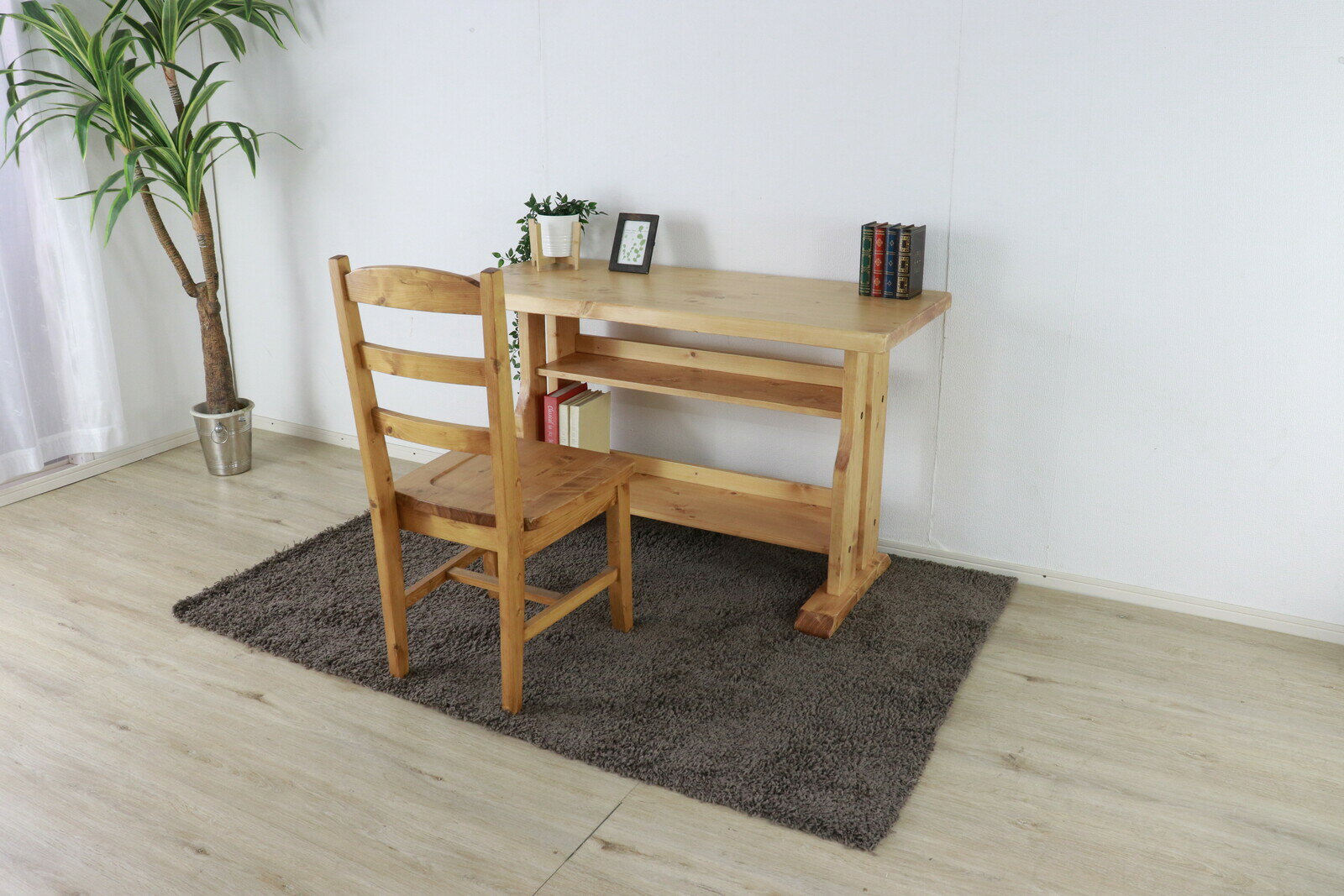 商品情報商品説明自然オイル塗料を使用子供・ペットに安心なチェアです。サイズW120×D55×H74cm材質パイン材カラ−ナチュラル（NA）梱包才数7.7才リビングデスク　机　カントリーデスク　 シンプルでおしゃれなリビングデスク 北海道・東...