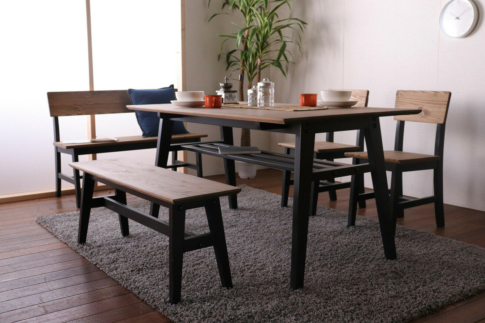 商品情報サイズW40×D48×H77cm　（SH43）材質パイン材商品説明ご利用のモニター環境により、色合いが異なって見える場合がございます。8.9才カラーブラック・ホワイトダイニングチェア　シンプルチェア 自然ワックス使用などで安心です。 北海道・東北地方・沖縄・離島発送できかねます。 2