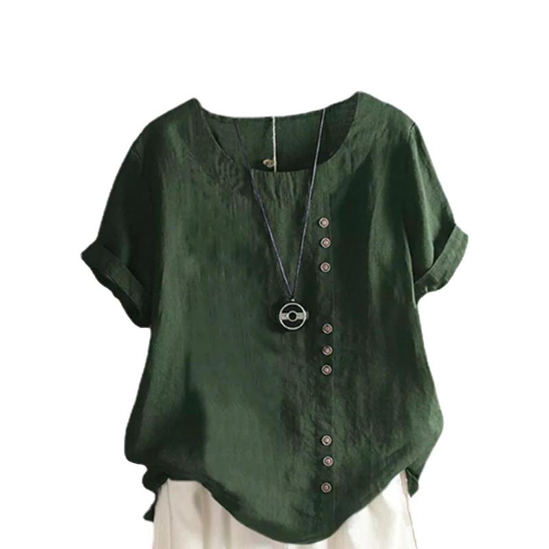 [セカンドルーツ] ブラウス トップス シンプル 無地 飾りボタン 半袖 インナー 夏 レディース自然な質感と軽やかさが魅力の飾りボタンブラウスが登場。ゆるやかなラウンドネックは首元をすっきり見せてくれ、やさしい雰囲気を演出。生地は薄手で涼しく、汗ばむ季節にも快適に過ごせます。肌触りの良いさらっとした質感で、素肌に触れてもべたつかず爽やかな着心地が特徴。季節感のある素材感とデザインが、春夏のスタイリングにぴったりフィットします。装飾を控えたシンプルな構成ながら、細部にこだわった縫製と仕立てで、大人のカジュアルに差がつく一枚に仕上がっています。程よくリラックス感があるボックスシルエットで、身体のラインを拾いすぎず自然な印象。サイドには小さめのスリットが入り、着脱しやすい仕様です。装飾ボタンはデザイン性に特化し、全体の印象を上品に引き締めています。やわらかな素材ながら、シワが目立ちにくいのも嬉しいポイントです。軽く折りたたんでもかさばらず、旅行や持ち歩きにも最適です。一枚着としてのシンプルさが魅力で、デイリーカジュアルに大活躍。デニムパンツと合わせれば自然な抜け感のある休日コーデに。ワイドパンツやロングスカートとの相性も良く、上下でメリハリのある着こなしが完成します。オフィスカジュアルにも馴染みやすく、通勤通学はもちろんカフェ巡りや旅行先でのリラックスウェアとしてもおすすめ。飾らないけれど品があり、気軽に着られて好印象を与えられる一着として、多様なシーンに適応します。カラーバリエーションは、ホワイト、ネイビー、グリーン、ピンクの4色展開。どの色も派手すぎず、肌なじみの良い柔らかなトーンで、年齢や好みを問わず取り入れやすいラインナップとなっています。10代後半から60代以上の女性まで、幅広い層にフィットするデザインで、普段着にも職場にも対応可能。プレゼントや家族・友人とのおそろいアイテムとしても喜ばれる一枚です。シンプルを楽しみたい大人女性にぴったりのベーシックトップスです。サイズ：肩幅/バスト/袖丈/着丈(cm) (M)41/108/25/72 (L)41/110/26/73 (XL)42/112/27/74 (2XL)43/113/28/75 寸法は平置きにて計測し、若干の誤差がある場合がございます。