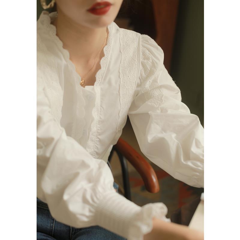 ・カテゴリ: シャツ・スタイル: 休闲・主な素材: 氨纶30-50%・柄: 纯色・袖丈: 長袖・衣長: 普通款・ネックライン: V字领・袖型: 泡泡袖・流行要素: 蕾丝・カラー展開: 白色、咖啡、红色・サイズ展開: S、M、L、XL、均码