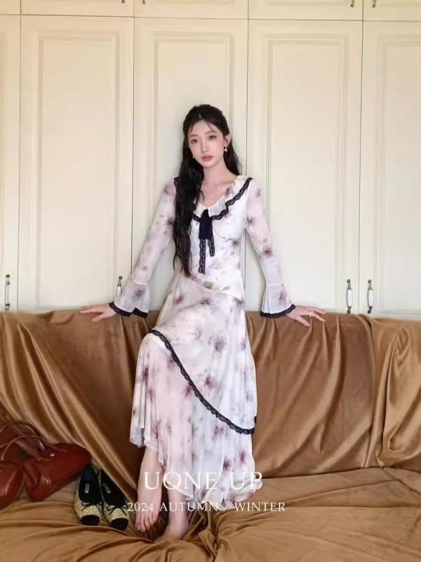 ・主な素材: ポリエステル95%以上・柄: グラデーション・スタイル: フレッシュ・スカート丈: ミディ・スカート型: Aライン・ネックライン: Vネック・袖型: フレアスリーブ・袖丈: 長袖・ウエスト位置: ミッドライズ・流行要素: 3Dプリント・カラー展開: アプリコットイエロー・サイズ展開: S、M・デザイン要素: ドローストリング・カテゴリ: ワンピース