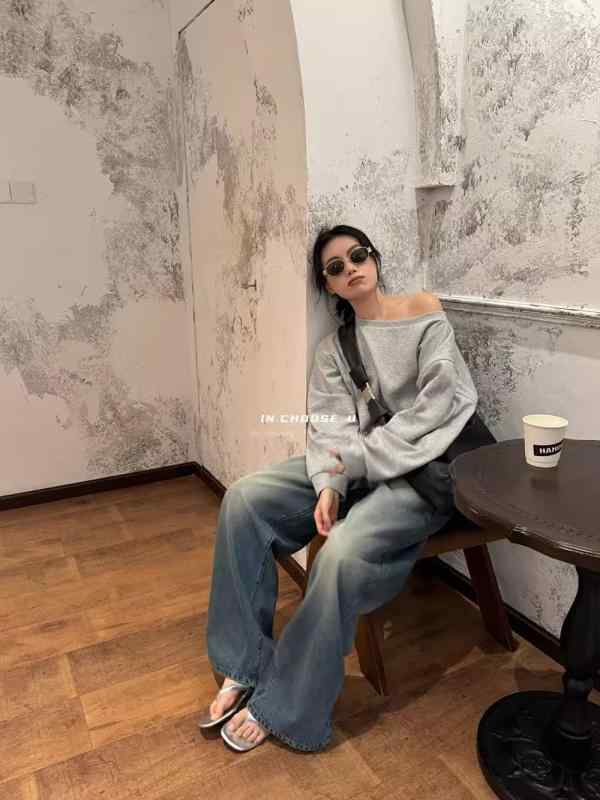 レディース 秋冬 スウェット トップス 露肩 デザイン ラウンジ スタイル ゆったり シルエット 薄手 コットン 素材 長袖 バットスリーブ 斜めネック 切り替え ディテール 吸湿速乾 機能 グレー ブラック カラー 個性 ストリート ファッション 普段