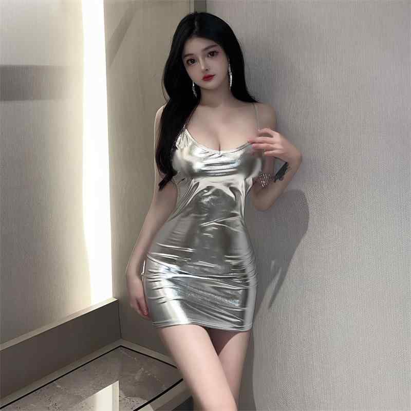 ・主な素材: ポリエステル50%〜70%・柄: 無地・スタイル: セクシー・首元: 無領・袖丈: ノースリーブ・スカート丈: ショート・スカートタイプ: タイトスカート・ウエスト: ローライズ・デザイン要素: バックオープン・襟口: プルオーバー・版型: スリムフィット・カラー展開: シルバー、ゴールド、ピンク、ブラック・サイズ展開: ワンサイズ