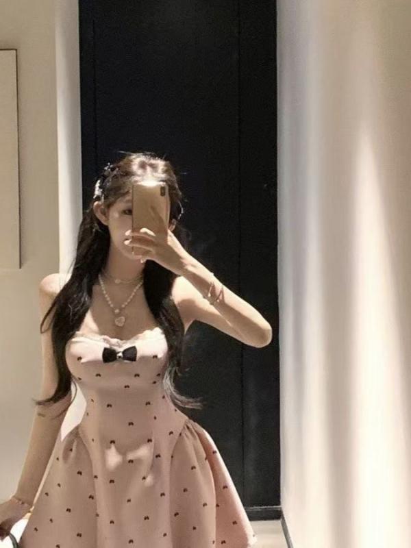 Rakuten - ワンピース 女性用 夏 かわいい セクシー スタイル スリムフィット ドレス 短丈 スカート バックレス ハイウエスト フレアスカート Vネック ノースリーブ バタフライボウ プリント 切り替え デザイン ピンク ブラック 接触冷感 素材 通勤 普段使い