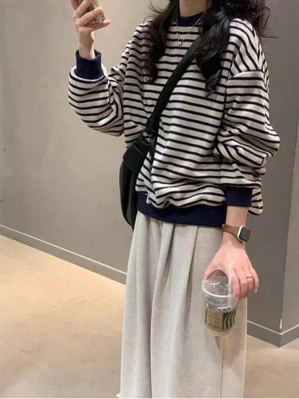 ニットセーター 女性用 秋冬 長袖 丸首 ストライプ柄 ゆったりシルエット 学院風 カジュアル 通勤用 普段使い 気質スタイル 粘膠繊維 濃紺色 中厚 セットアップ 単品 ニット加工 普通丈 長袖 純色 基本袖型 セットオンスタイル