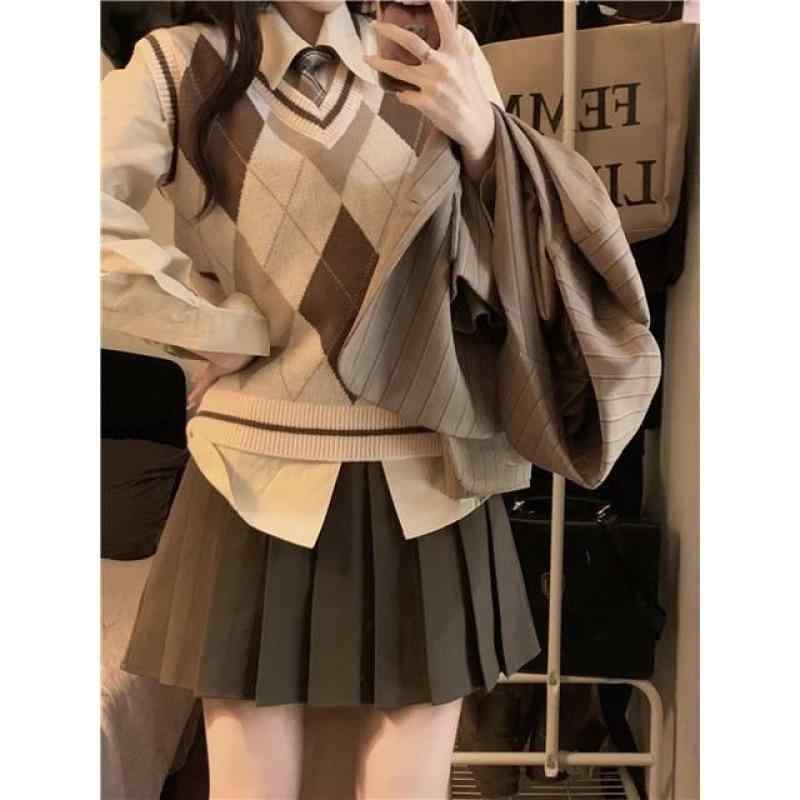 レディース 秋冬 スカートセット ニット トップス シャツ 百褶スカート ショート丈 長袖 気質 通勤 スタイル 都市風 純色 ボタン デザイン 印花 加工 ポリエステル 素材 軽量 伸縮性 セット 背心 シャツ スカート 領帯 組み合わせ ブラウン カ