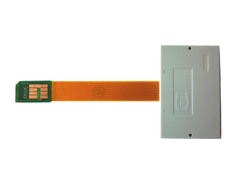 PB-MB03 ： mini B-CAS 変換アダプター 《B-CAS to mini B-CAS Bタイプ》B-CASカードでmini B-CAS用機器が利用できる変換アダプタです。mini B-CAS変換アダプターは2種類あります。こちらの製品はmini B-CASカードの角が欠けた部分から装置に挿入するタイプの機器（Bタイプ）で利用できます（4枚目の写真参照）。東芝製機器等に対応しています（mini B-CASカードに長さの異なる6本または8本の筋の付くタイプ（6枚目の写真参照）の機器でも利用できます）。mini B-CASカードの角が欠けた部分を手前にして装置に挿入するタイプ（Aタイプ）の方は、PB-MA01 をご購入下さい。付属の取扱説明書従いご利用下さい。PB-MC02 と併用するとmini B-CAS延長アダプタとして利用できますし、mini B-CASカード、B-CASカードの差替が手元で簡単に行えます（5枚目の写真参照）。本体先端に厚みあり、ご使用の機器によっては挿入できないこともあります。