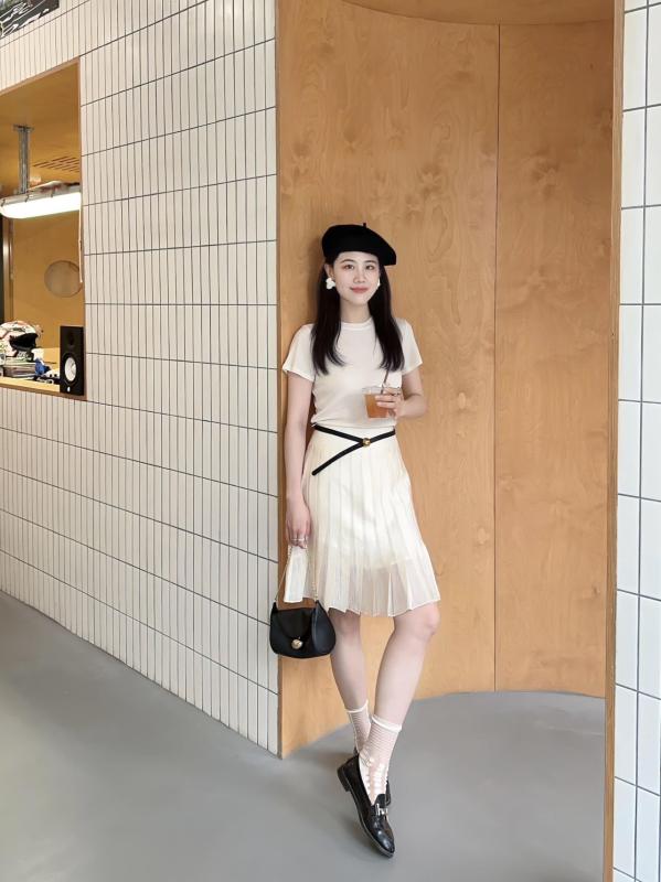 春夏 レディース 気質 丸首 半袖 トップス プリーツ 高腰 スリム フレアスカート セット 上下 純色 中丈 スカート 三分袖 日常 普段使い 気質 優雅 韓国風 デイリー コーデ 軽量 伸縮性 吸湿速乾 再生繊維 ハイウエスト ビッグシルエット カジ