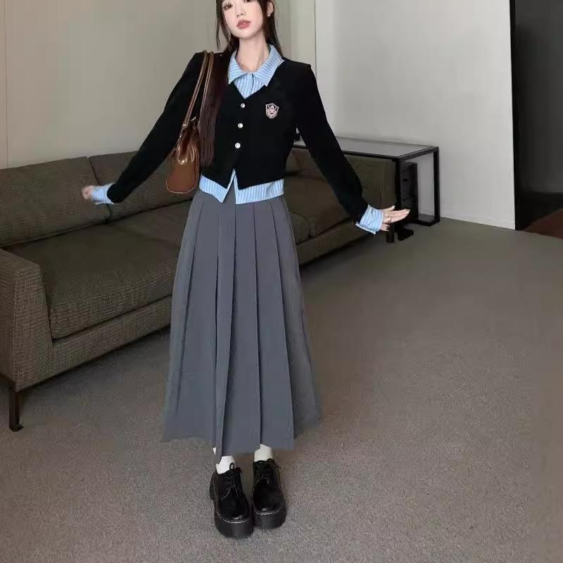 レディース 秋冬 学院風 セットアップ 長袖 フェイクツーピース ジャケット トップス 高腰 プリーツ ミドル丈 半身スカート 刺繍 ジップ 切り替え ポロシャツ風 デザイン ポリエステル 混 ストレッチ 素材 ブラック グレー カラー 選択 ミックス