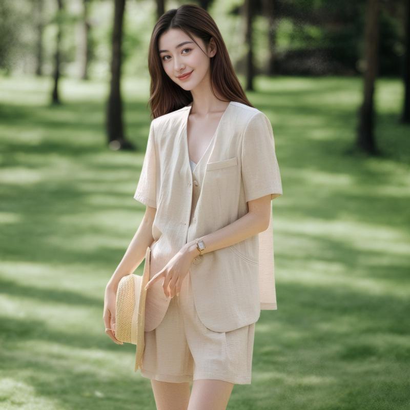 レディース 無領 短袖 西装風 ジャケット セット 夏用 麻素材 杏色 クロップドパンツ セット ゆったりシルエット 切り替えデザイン ボタン付き 気質 日常 軽量 吸湿性 爽やか セットアップ コットン混 スタイリッシュ トップス ボトムス