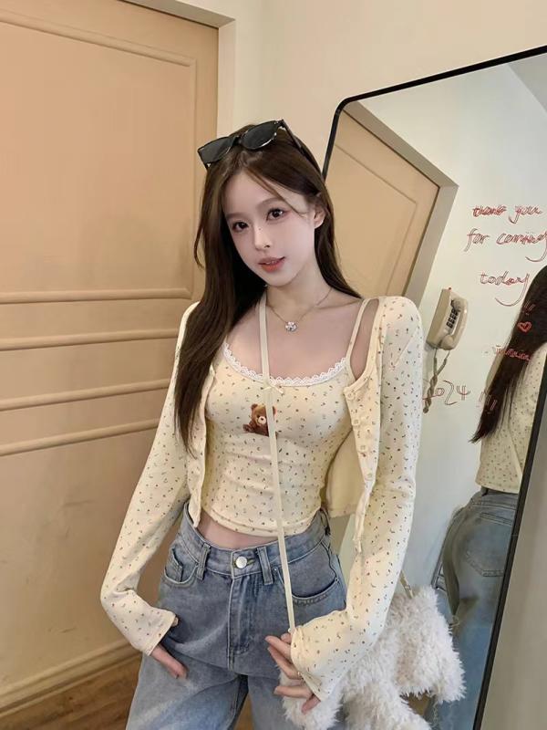 ・スタイル: 甘美風・フィット: スリムフィット・丈: 超短丈(≤40cm)・柄: 小熊フラワー・流行要素: フラワー・素材名: レーヨン・主素材: レーヨン・カラー展開: 杏色、グレー、ピンク、ホワイト・サイズ展開: S(40-50kg)、L(40-60kg)・主素材含量: 90%以上・ストレッチ: 中程度・肩紐: ダブルストラップ・対象年齢: 成人・対象性別: 女性