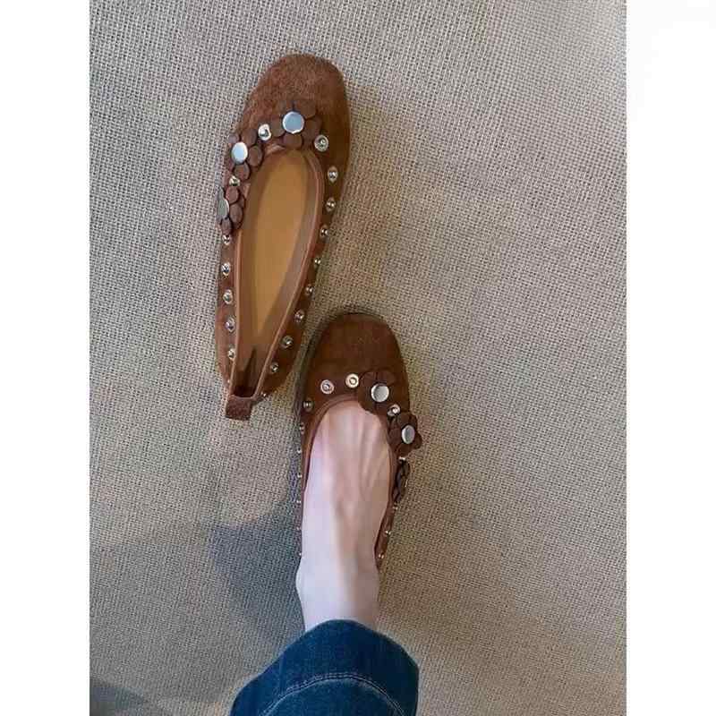 レディース フラットシューズ 浅口 ローファー 花柄 ボタン 復古 デザイン 丸トゥ 低め ブラウン 単色 スエード 素材 布内張り ゴムソール 低筒 夏 秋 冬 春 通年 日常使い シンプル スタイル 軽量 快適 フィット