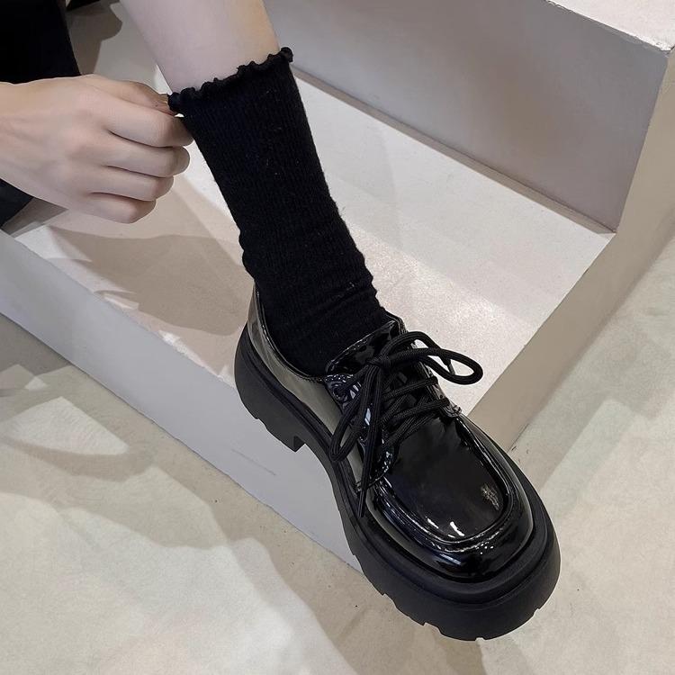ローファー 女性用 日系 厚底 低めヒール 1-3cm 丸トゥ ブラック ピューレザー コットン内張り ラバーソール フリンジ 装飾 浅口 中帮 注塑加工 セットオン 着用 ピューレザーインソール 豆豆シューズ スタイル カジュアル 普段使い 通勤 通年
