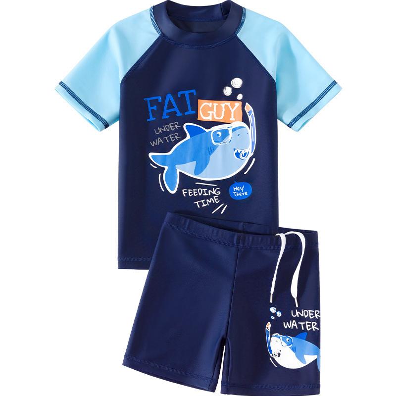 水着 男の子 キッズ セパレート 速乾 日焼け防止 紫外線カット カートゥーン イラスト 幼稚園 小学生 中学生・対象年齢: 4-14歳・対象性別: 男・デザイン: カートゥーン,高弾性,小清新・素材: ポリエステル85%・裏地: ポリエステル100%・重量: 約180g・用途: スポーツトレンド,水泳・水遊び・カラー展開: 1727迷彩,2190グレー,5526ネイビー,1157オレンジブラック,1157スカイブルー,1157ブルーイエロー,1181ブルー,1181グリーン,22021ブルー,22021グレー,1150青迷彩,1150ブルー迷彩,2401ネイビー,2401石青,2267スカイブルー,2244ブルー・サイズ展開: L(100-110cm),XL(110-120cm),2XL(120-130cm),3XL(130-140cm),4XL(140-150cm),5XL(150-160cm),6XL(160-170cm),7XL(160-170cm)・スタイル: 三角パンツ