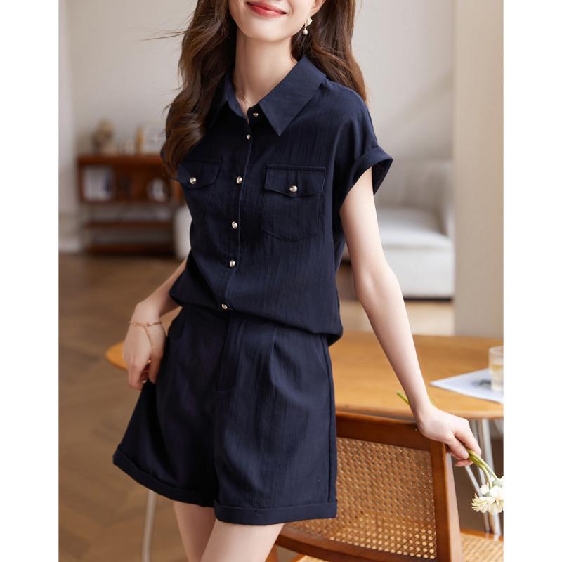 ・主な素材: 綿30%以下、ポリエステル80%以上・カラー展開: ダークネイビー・サイズ展開: S、M、L、XL、2XL・スタイル: カジュアル・袖丈: 三分袖・カテゴリ: セットアップ