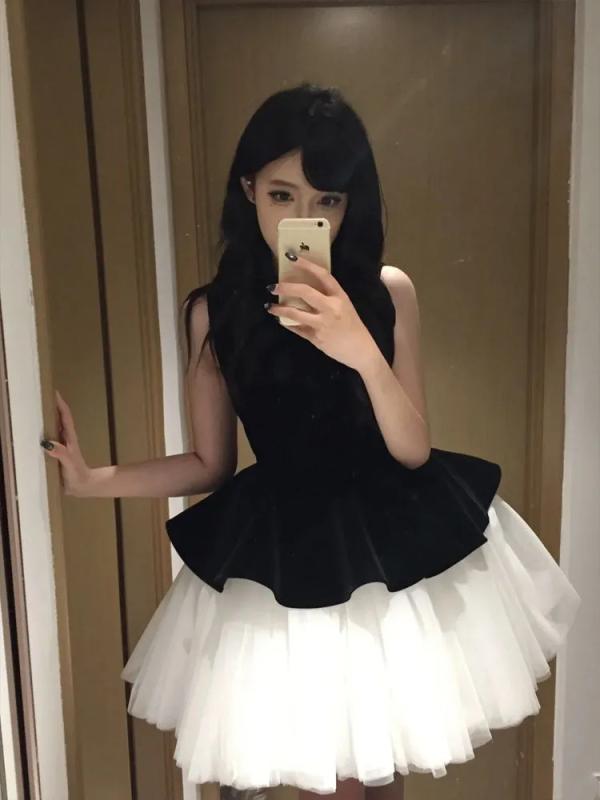 ワンピース レディース 夏 黒 無袖 背心 タイプ 連衣裙 短め スカート 丈 蓬蓬 シルエット プリンセス ライン 甘め バレエ 風 デザイン シルク ベルベット 切り替え ステッチ 高腰 収腰 スタイル スリム 効果 気質 通勤 スタイル セクシー