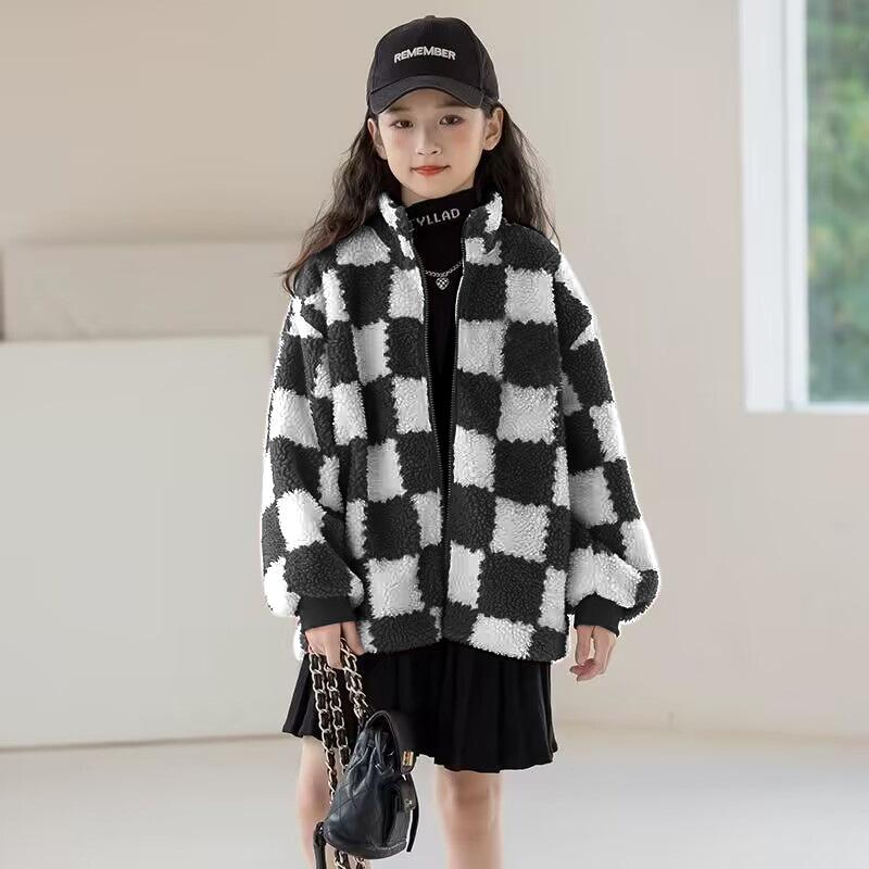 コート キッズ 女の子 子供服 アウター ボア 厚手 裏起毛 チェック柄 韓国風 秋冬 カジュアル 暖かい あたたかい 防寒 防風 おしゃれ かわいい 通学 通園 お出かけ 普段着・カテゴリ: 童外套、ジャケット、コート・対象性別: 女・推奨年齢: 8歳以上・ネックライン: 立領・スタイル: 韓国風・柄: 格子・厚さ: 加厚・加工技術: 柔軟処理・フード: なし・要素: 格子・袖丈: 長袖・安全基準: B類・面料: 羊羔绒・裏地成分: 綿・開閉仕様: ジップアップ・裏地成分含有量: 80%・主面料成分: ポリエステル・主面料成分含有量: 80%・カラー展開: レッド、ブラック・サイズ展開: 120cm、130cm、140cm、150cm、160cm、170cm・着丈: 中長丈・内胆: なし