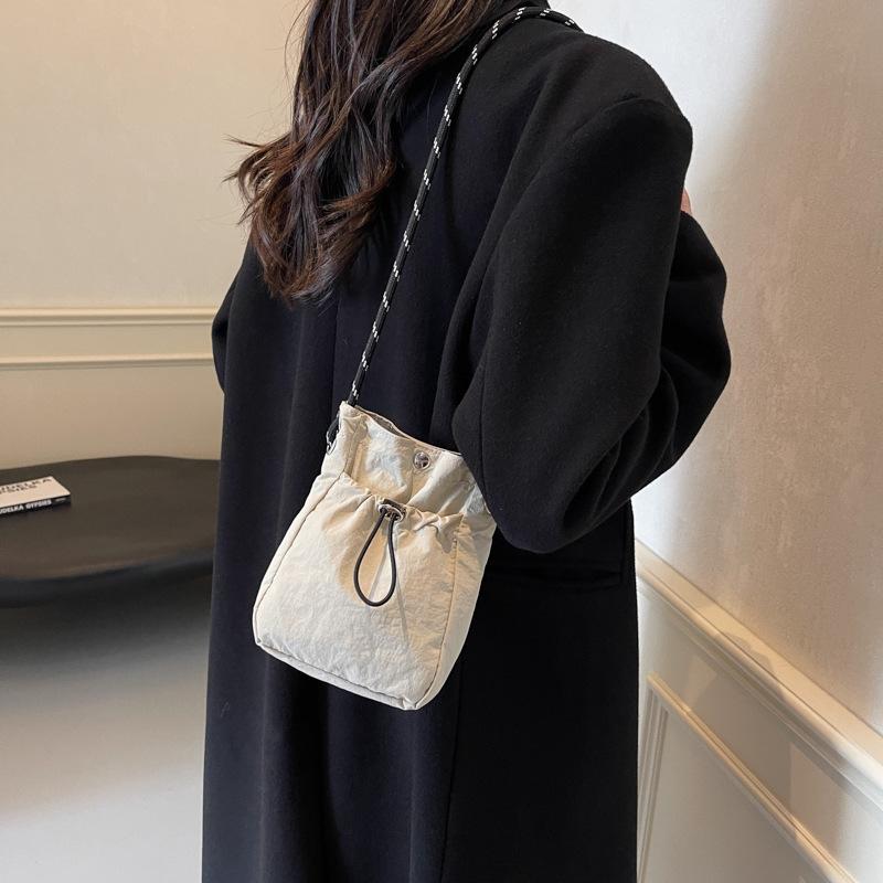 カジュアル バッグ 女性用 帆布 ナイロン 素材 ミディアムサイズ 水桶型 ショルダーバッグ 斜め掛け 日常使い 通勤 通学 ブラック アイボリー ブルー グリーン カーキ ソフト ステッチ デザイン 単肩ストラップ ポケット付き 都市スタイル シンプル