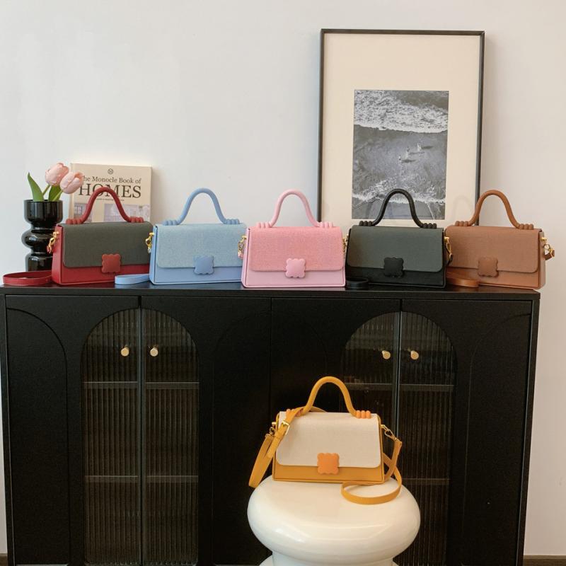 ・カラー展開: ブラック、レッド、イエロー、ブラウン、ライトブルー、ピンク・スタイル: クロスボーダー風・主な素材: PU・サイズ: 小・形状: 横型スクエア・開閉: 磁石・内部構造: スマホポケット、カードポケット・硬さ: ハード・外ポケット: 蓋付きポケット・ショルダーストラップ: シングル・流行要素: コントラストカラー、ステッチ、その他