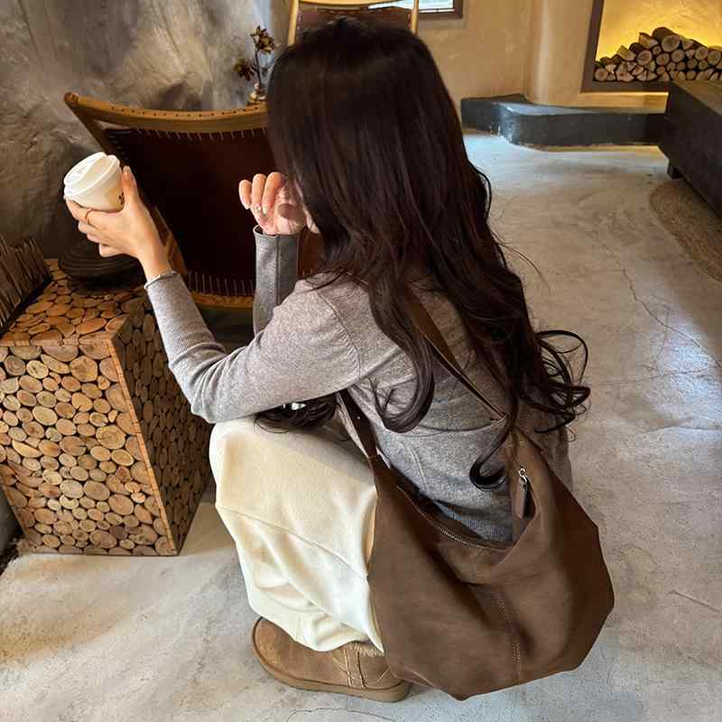 樂天商城 - 饺子バッグ ユニセックス メラードブラウン 中型 磨砂スエード コットン内張り 車縫いステッチ ダミー型 ジッパー開閉 シングルショルダー 日常使い 肩掛け 斜めがけ ソフト オープン外ポケット 秋冬 カジュアル 復古風